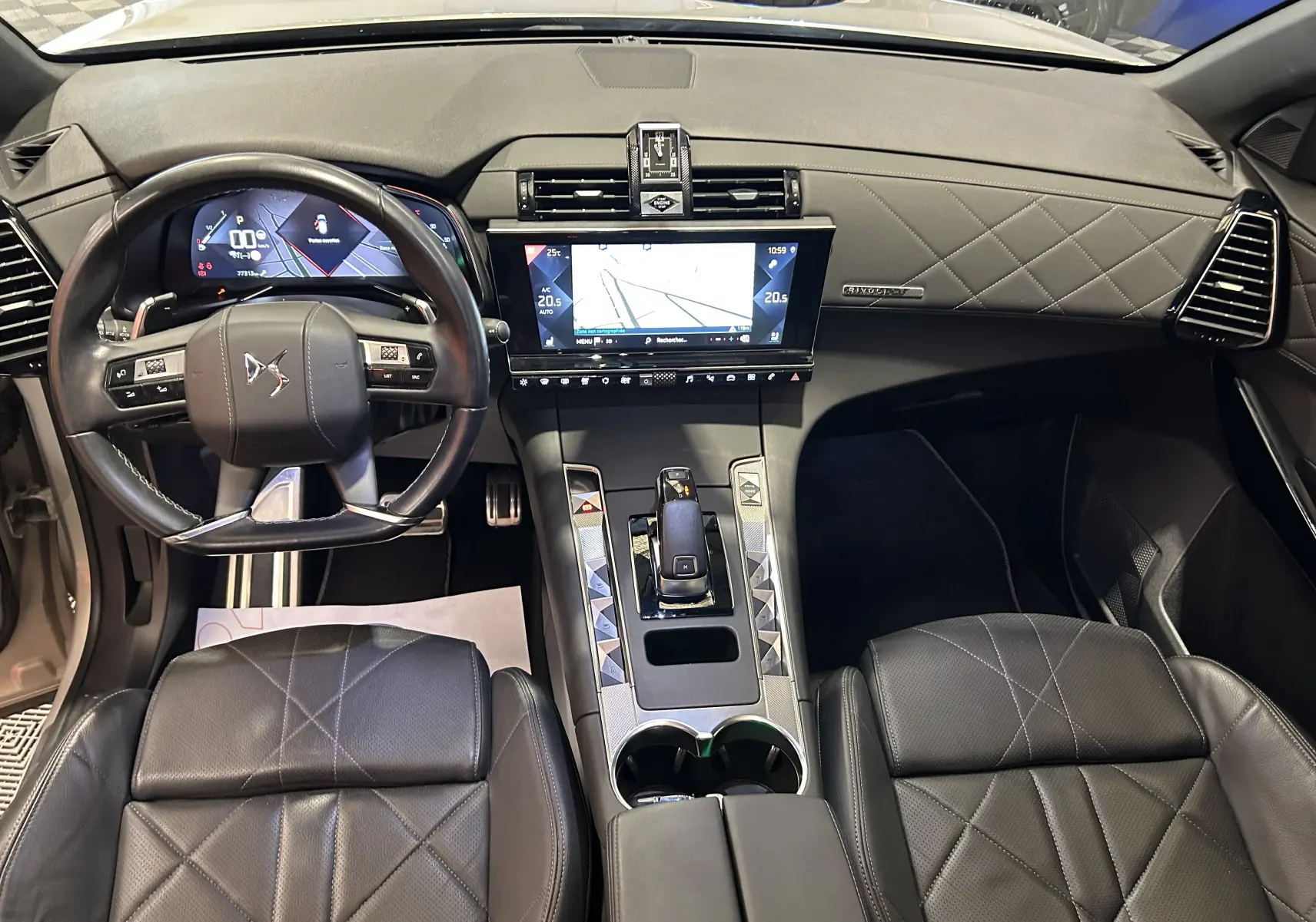 Vue intérieure avant du DS7 Crossback 2022 en cuir noir matelassé avec tableau de bord et écran tactile central.