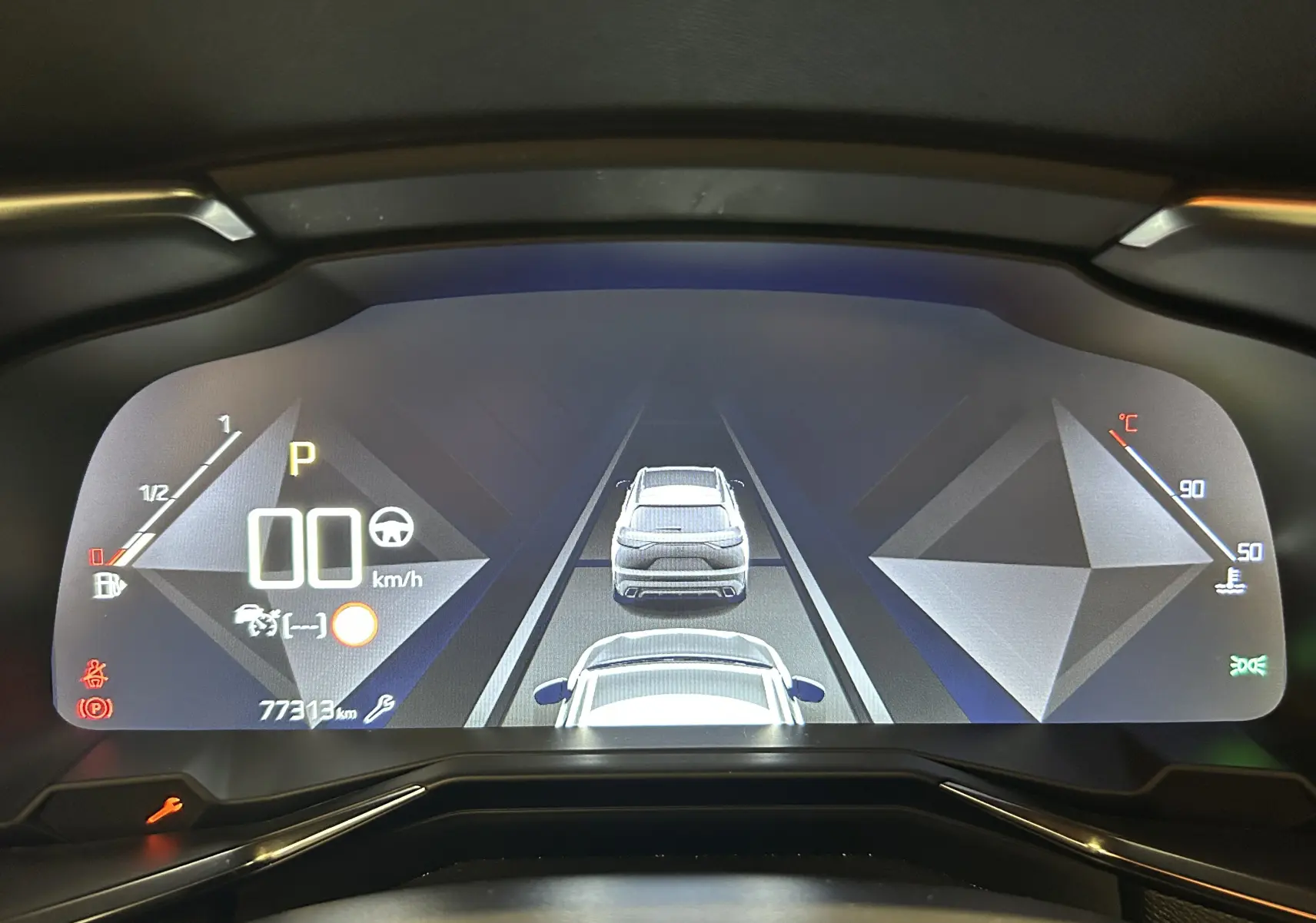 Vue du tableau de bord numérique du DS7 Crossback 2022, affichant la vitesse, la consommation et l'assistance à la conduite.
