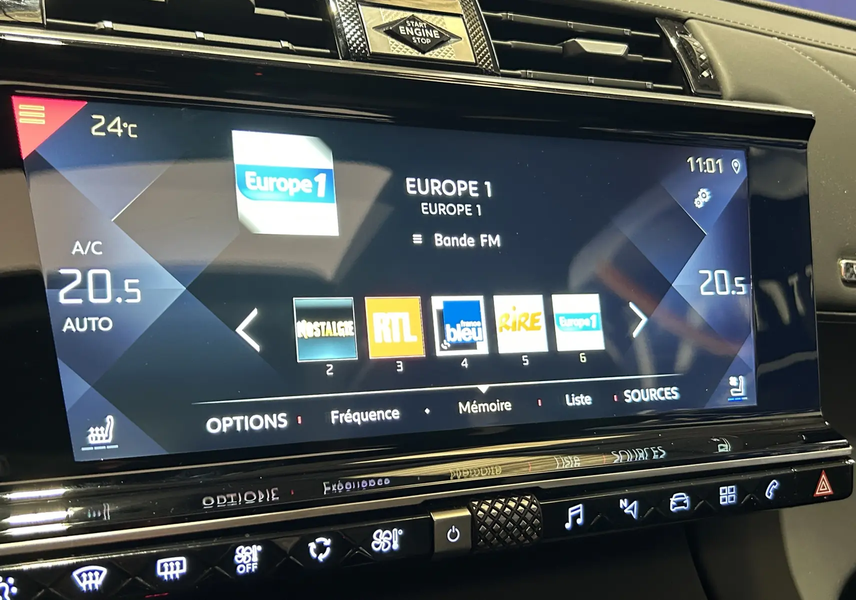 Gros plan sur l’écran tactile central du DS7 Crossback 2022, affichant la radio Europe 1 et la climatisation à 20,5°C.