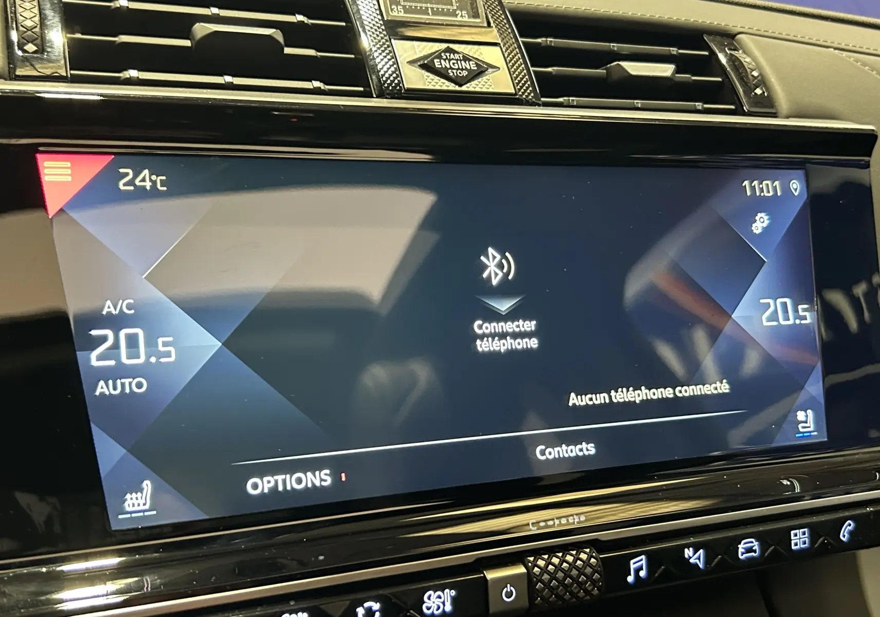 Écran tactile central du DS7 Crossback 2022 affichant la climatisation et la connexion Bluetooth, ambiance intérieure moderne.