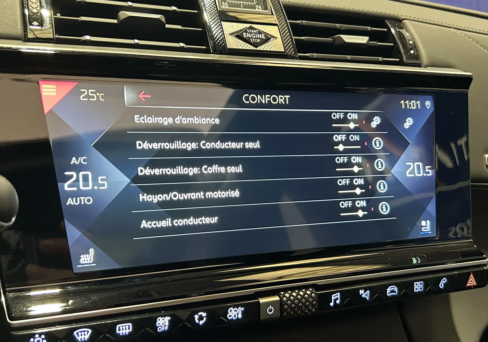 Écran tactile central du DS7 Crossback 2022 affichant les réglages de confort et climatisation à 20,5°C.