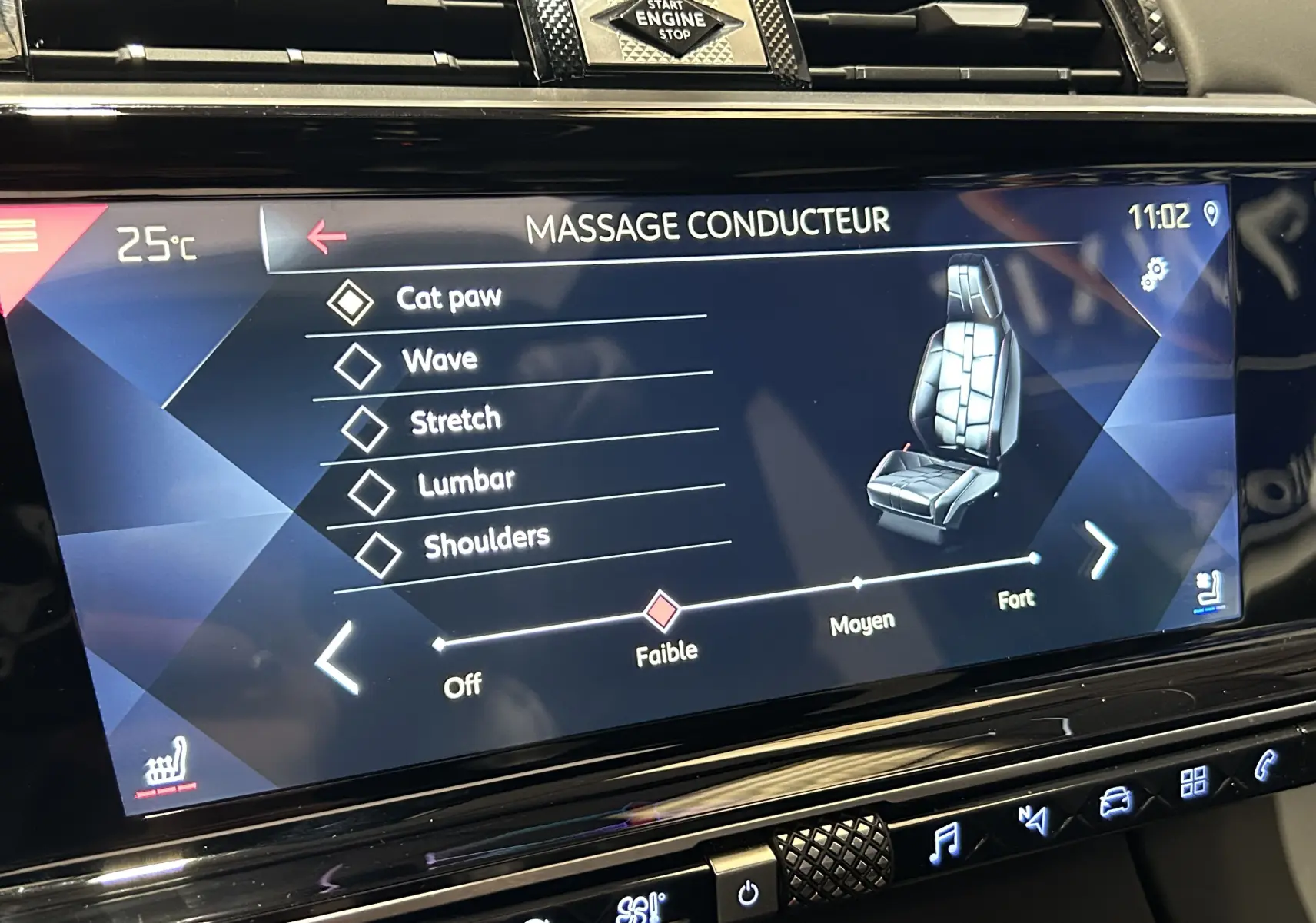 Écran tactile intérieur du DS7 Crossback bleu montrant les options de massage conducteur avec réglage d’intensité faible.