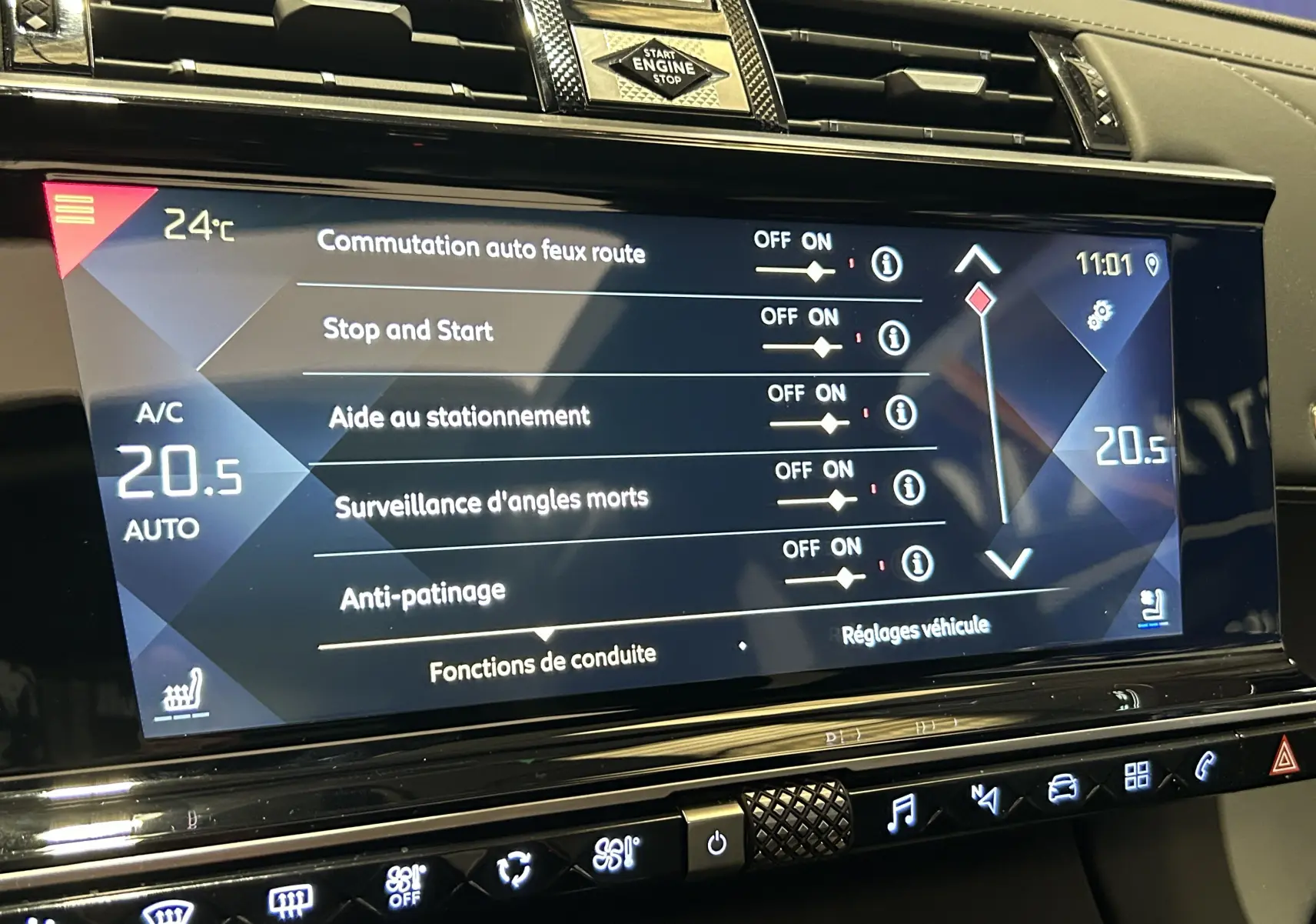 Écran tactile central du DS7 Crossback 2022 affichant les réglages d’aide à la conduite et la climatisation.