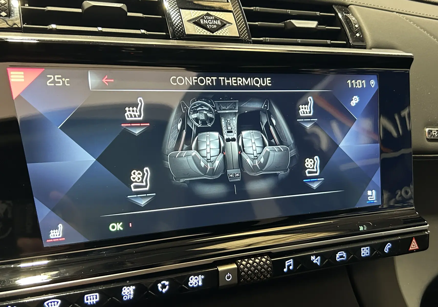 Écran tactile intérieur du DS7 Crossback 2022 montrant le réglage du confort thermique des sièges en cuir noir.