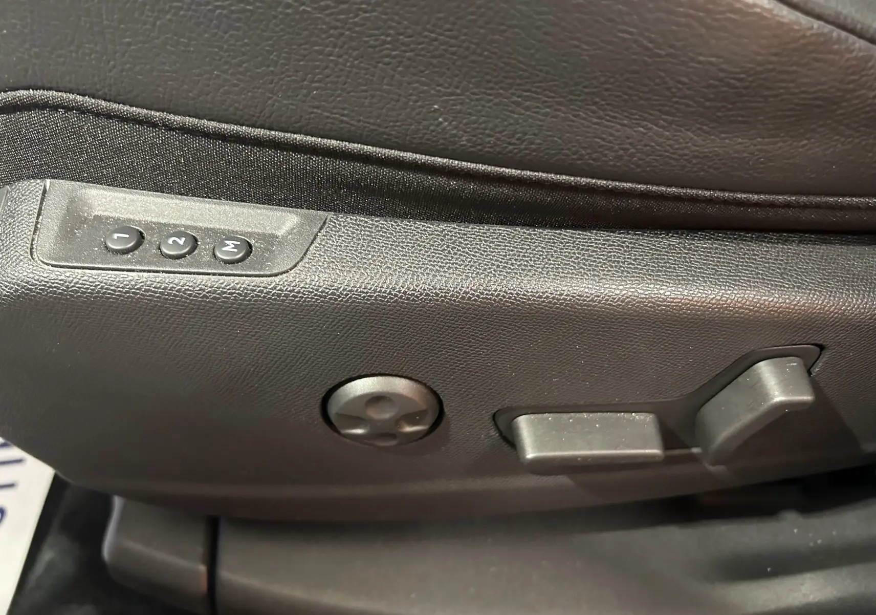 Détail des commandes de réglage électrique du siège conducteur en cuir noir du DS7 Crossback 2022.