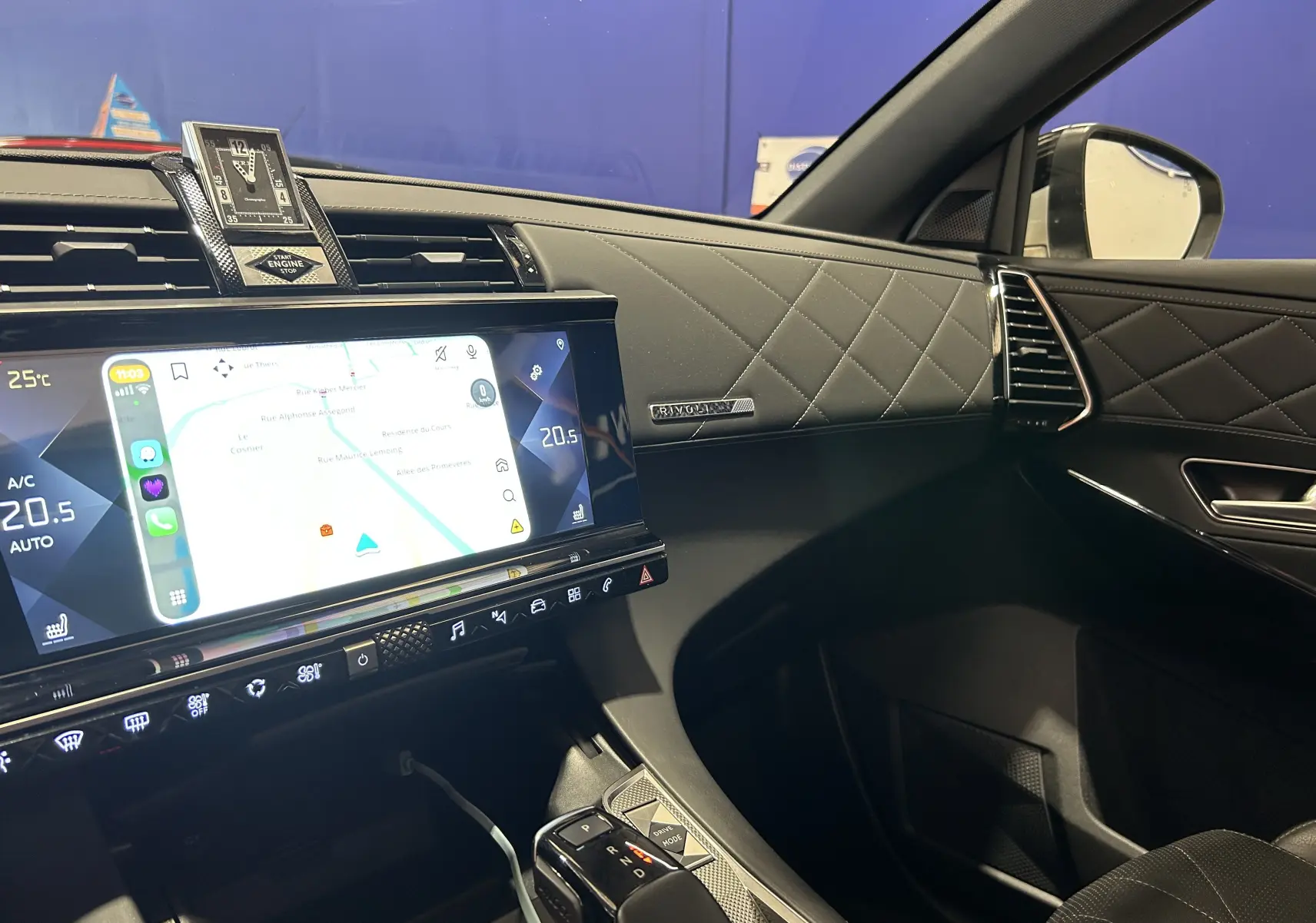Vue intérieure côté passager du DS7 Crossback 2022, tableau de bord cuir matelassé et écran tactile avec horloge analogique.