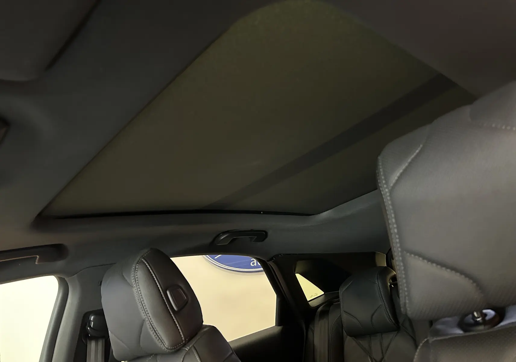 Vue intérieure du toit panoramique et des sièges en cuir noir du DS7 Crossback 2022 version RIVOLI suréquipée.