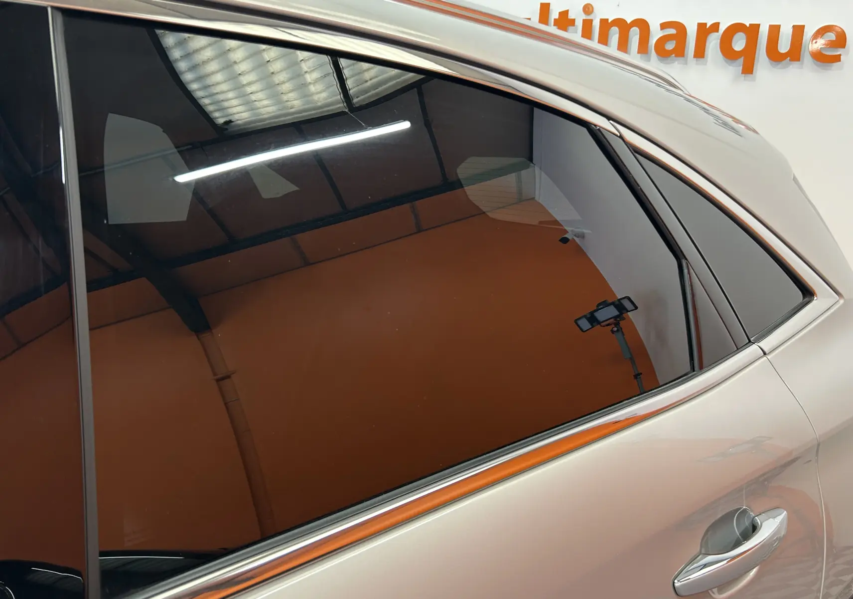 Détail de la vitre arrière côté droit du DS7 Crossback 2022 couleur Cristal Pearl avec poignée de porte chromée.