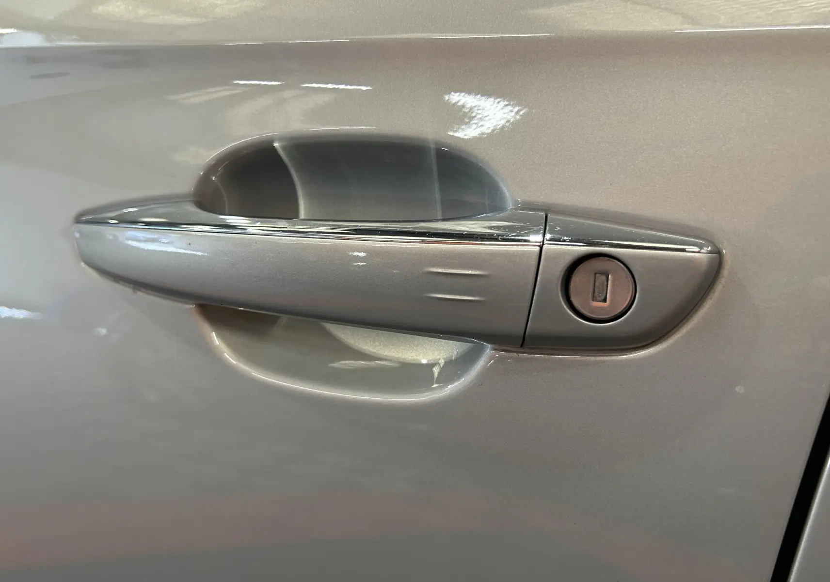 Poignée de porte avant droite couleur cristal pearl sur DS7 Crossback 2022, finition suréquipée avec serrure intégrée.