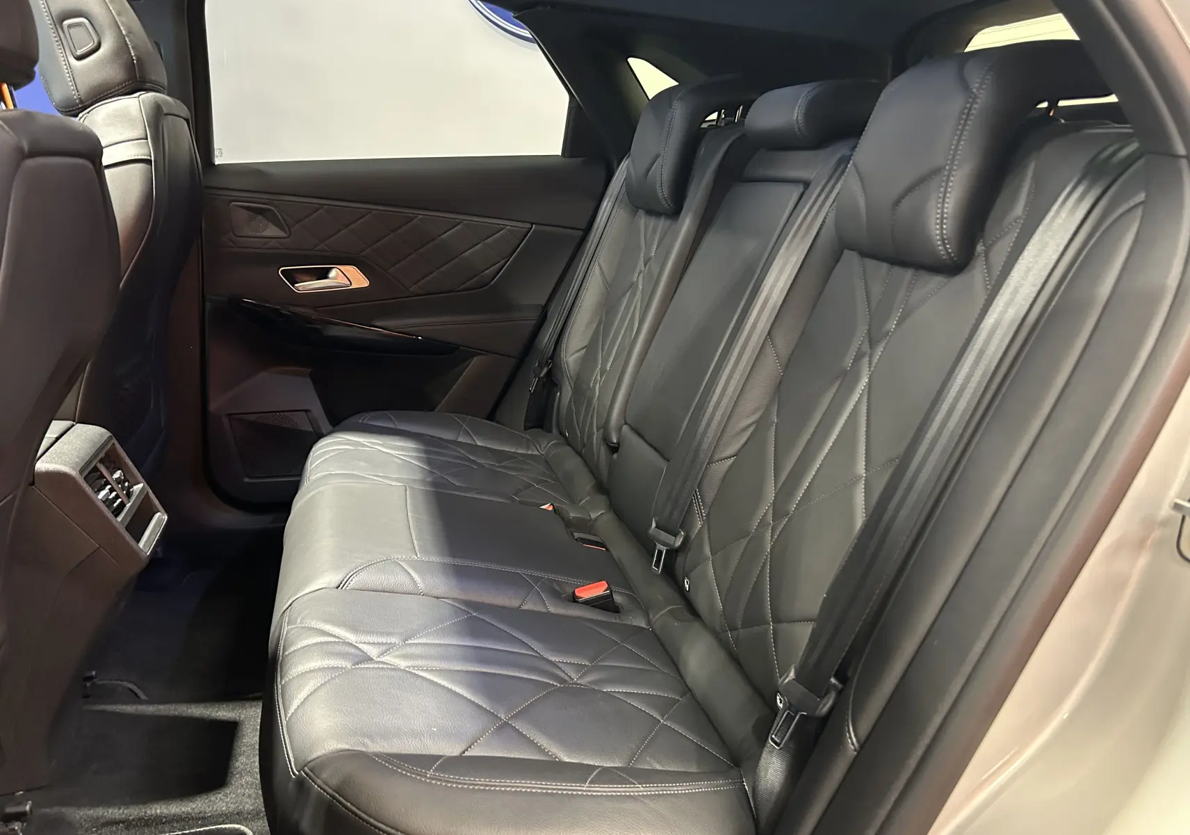 Vue intérieure côté droit des sièges arrière en cuir noir matelassé du DS7 Crossback 2022 couleur Cristal Pearl.