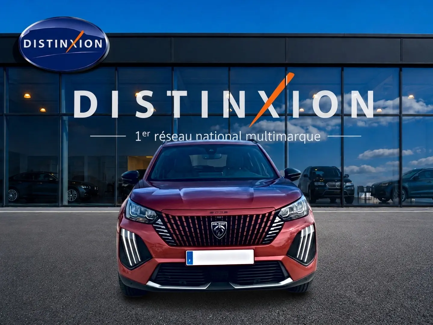 Peugeot 2008 1.2 100 Allure rouge Elixir vue de face, avec calandre verticale et feux LED distinctifs.