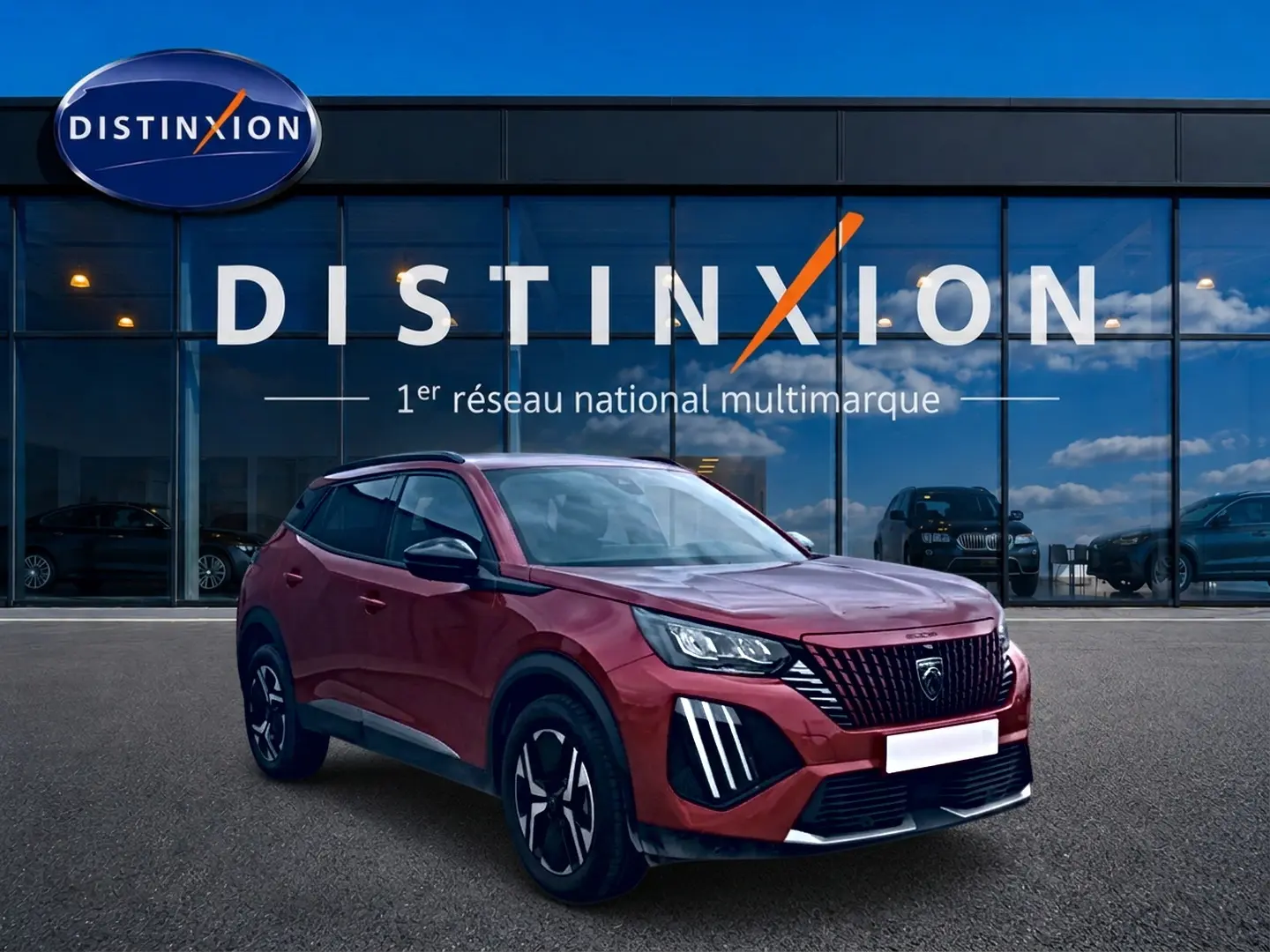 Peugeot 2008 rouge elixir en 3/4 avant droit, avec calandre noire distinctive et jantes alu bicolores.
