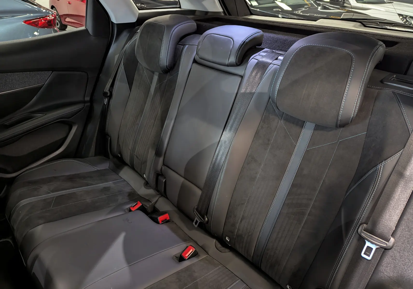 Vue intérieure des sièges arrière en cuir noir avec surpiqûres bleues du Peugeot 3008 Crossway 2018.