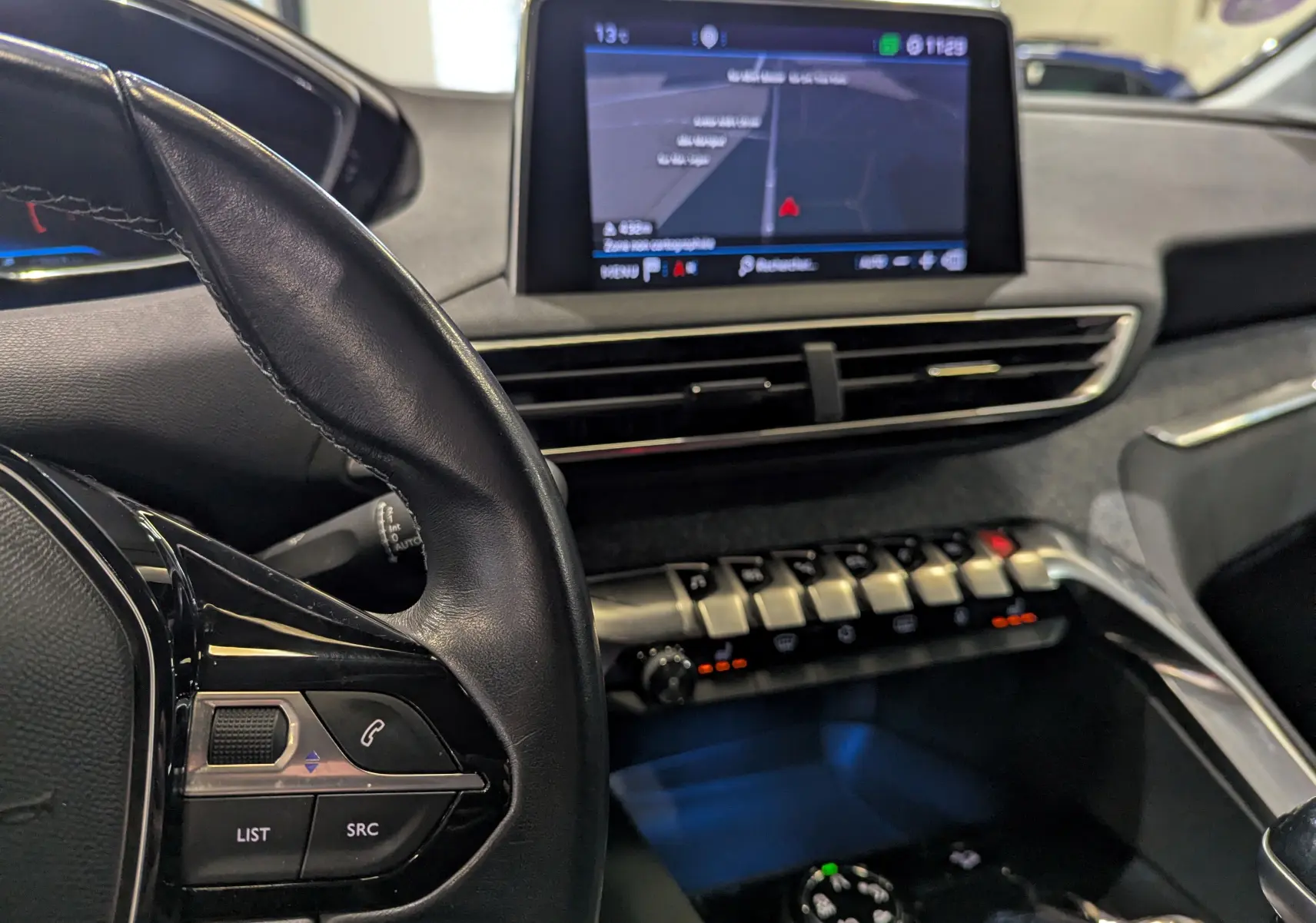 Vue rapprochée de l'intérieur du Peugeot 3008 2018, montrant le volant, l'écran tactile et les commandes centrales.