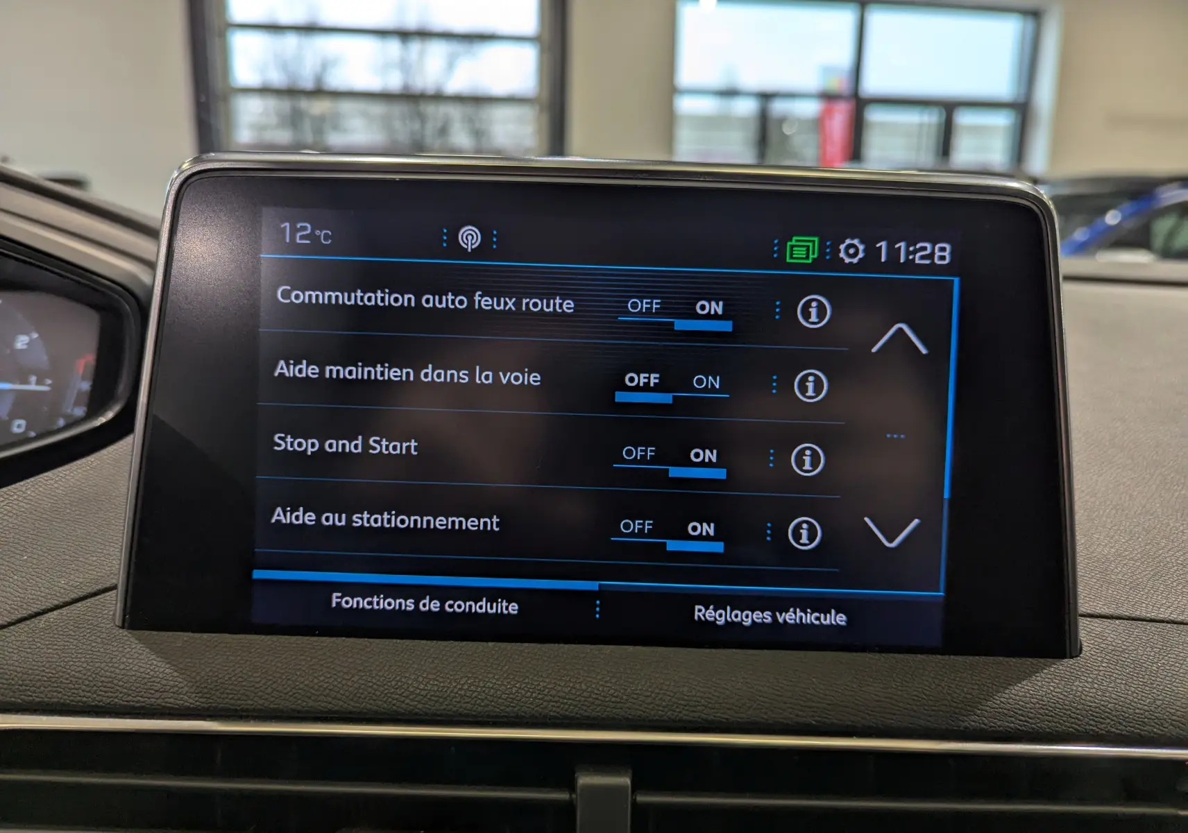 Écran tactile central du Peugeot 3008 blanc Glacier avec toit noir affichant les réglages d'aides à la conduite.