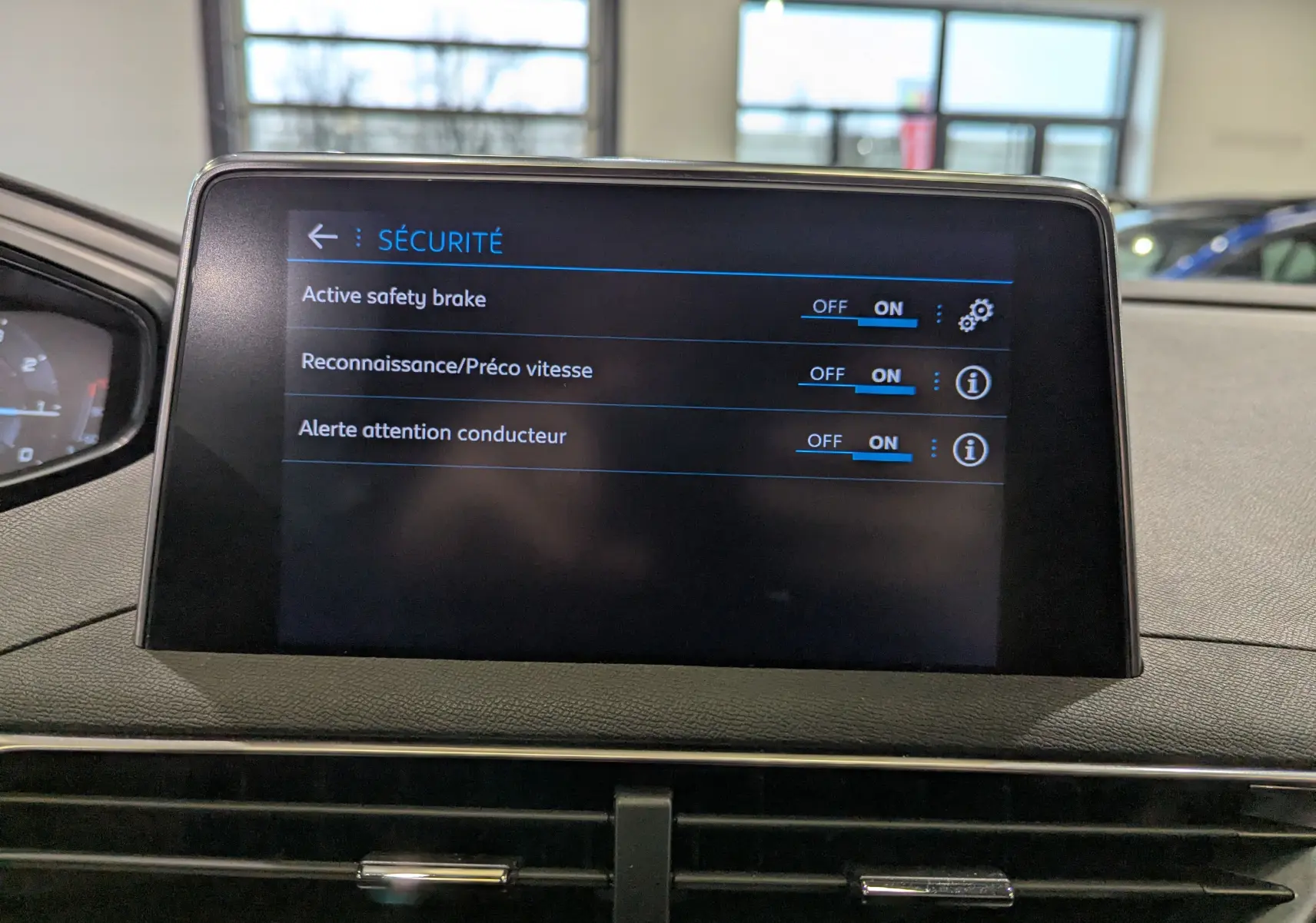 Écran tactile du tableau de bord du Peugeot 3008 2018 affichant les options de sécurité activées.