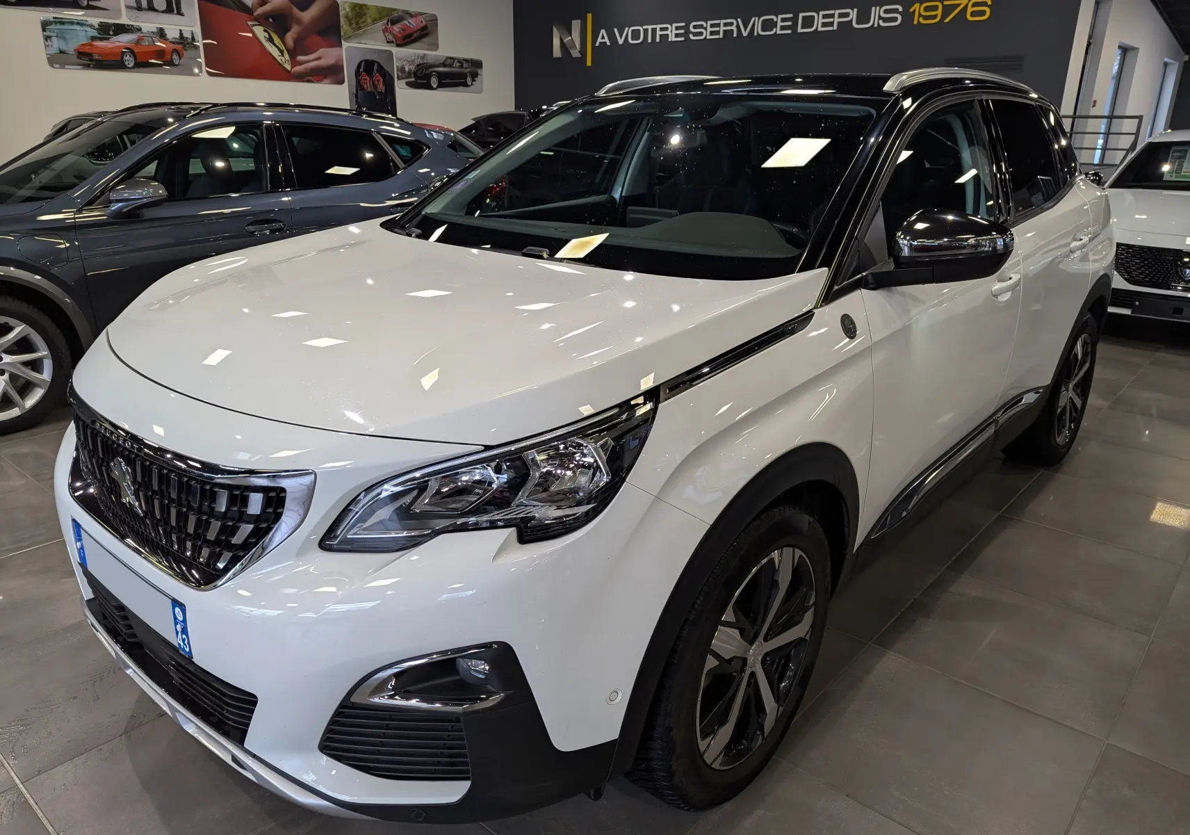 Peugeot 3008 blanc glacier avec toit noir, vue 3/4 avant droit dans un showroom lumineux.