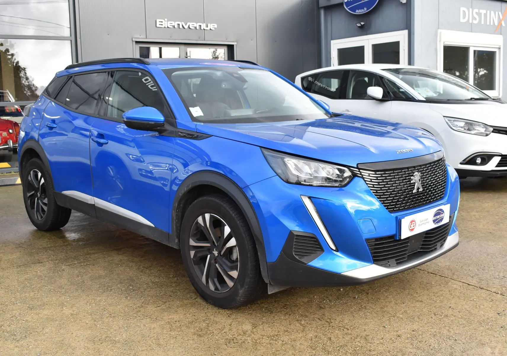 Peugeot 2008 BlueHDi 110 bleu en 3/4 avant droit, avec calandre noire et jantes alliage distinctives.