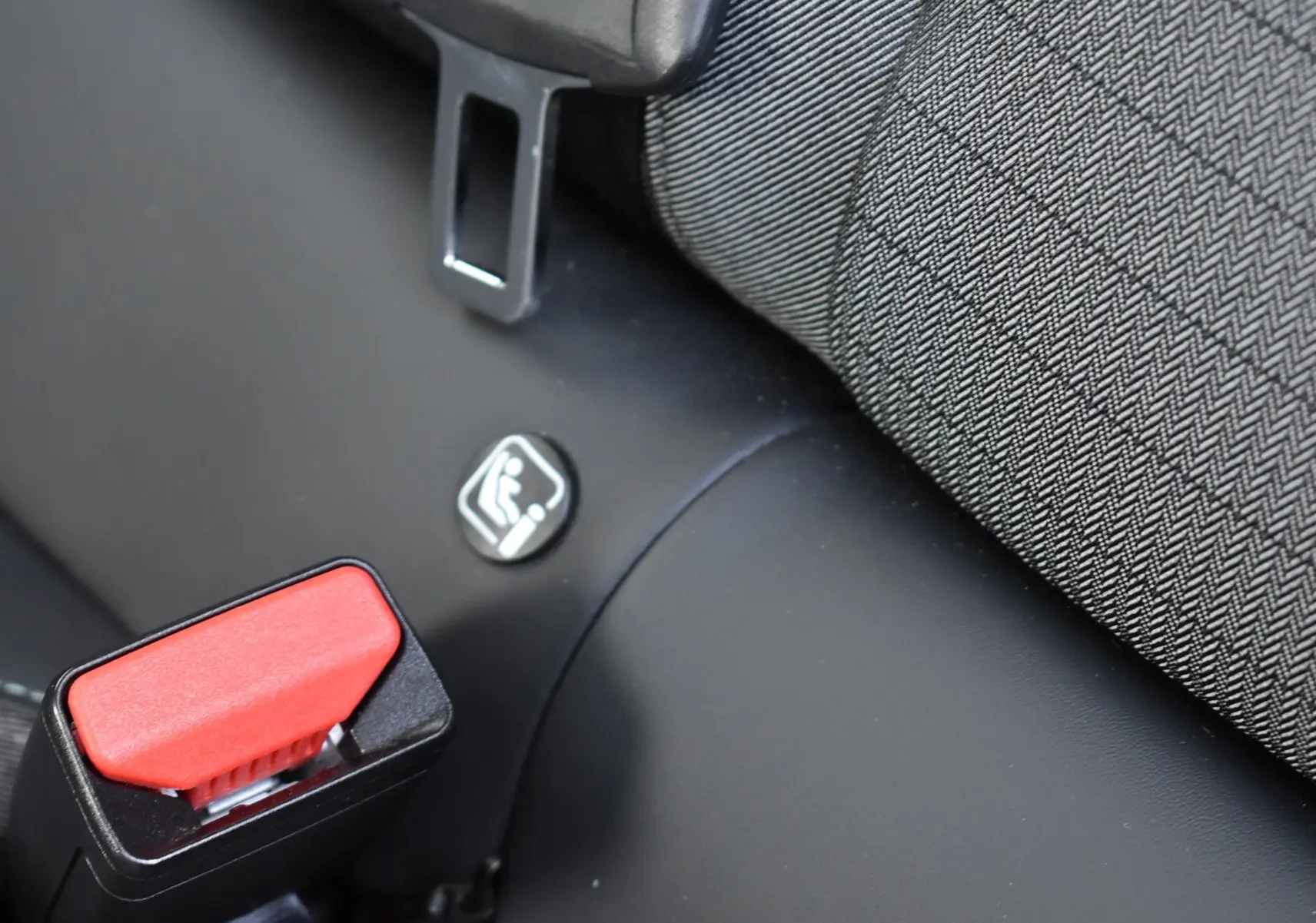 Détail de la ceinture de sécurité arrière avec bouton rouge et tissu gris du siège du Peugeot 2008 bleu 2021