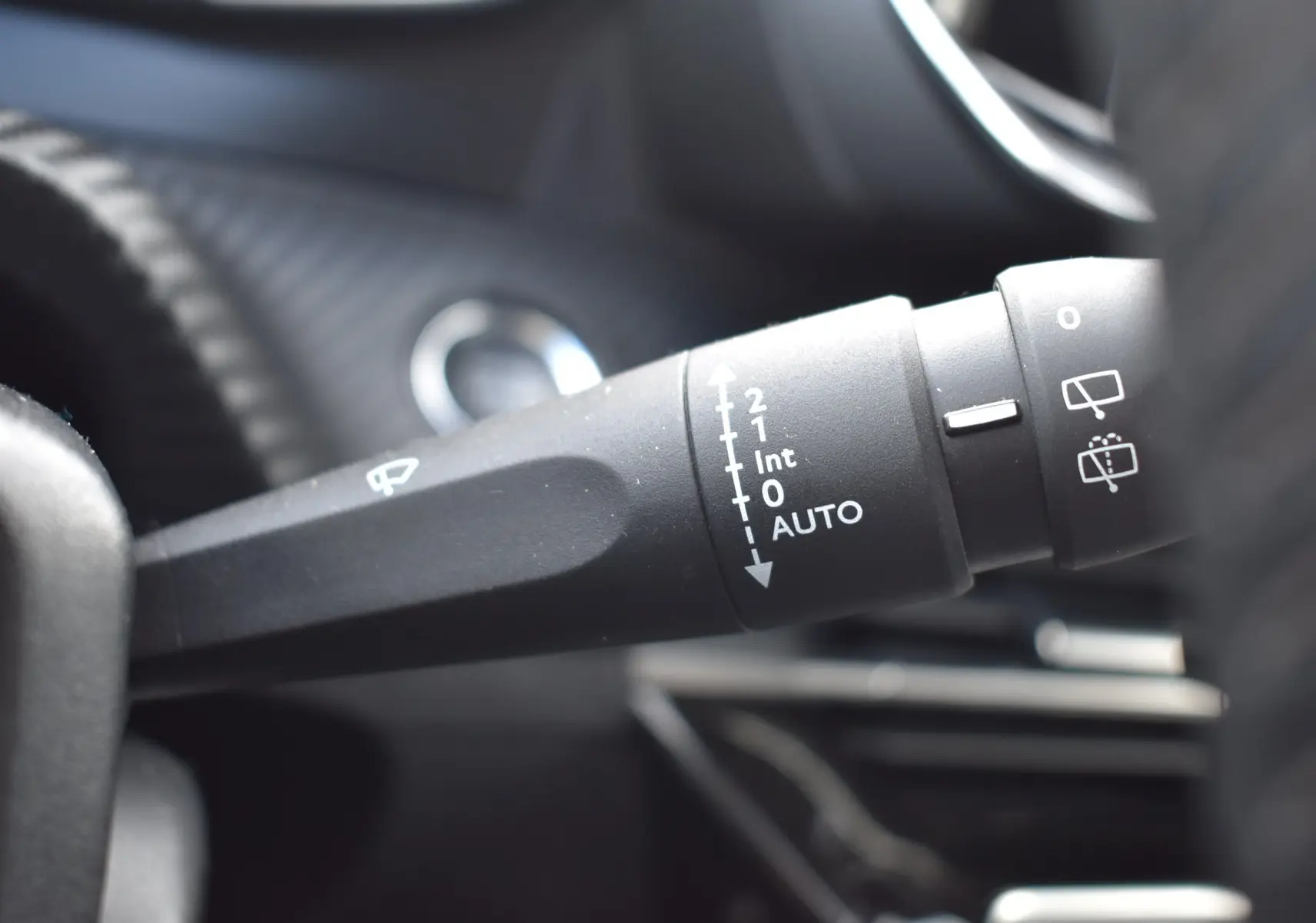 Gros plan sur la commande des essuie-glaces du Peugeot 2008 bleu 2021 version BlueHDi 110 Allure.