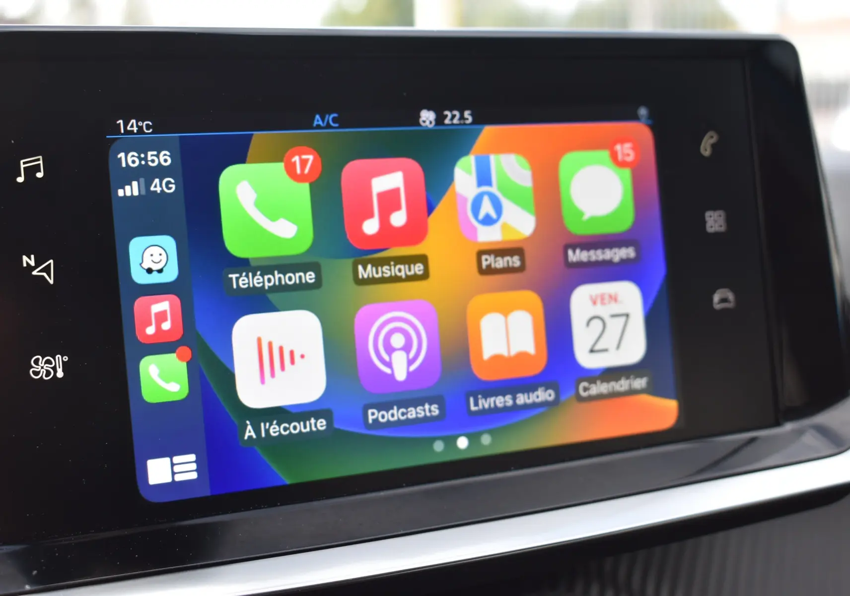 Écran tactile central du Peugeot 2008 bleu 2021 affichant les applications téléphone, musique et navigation.