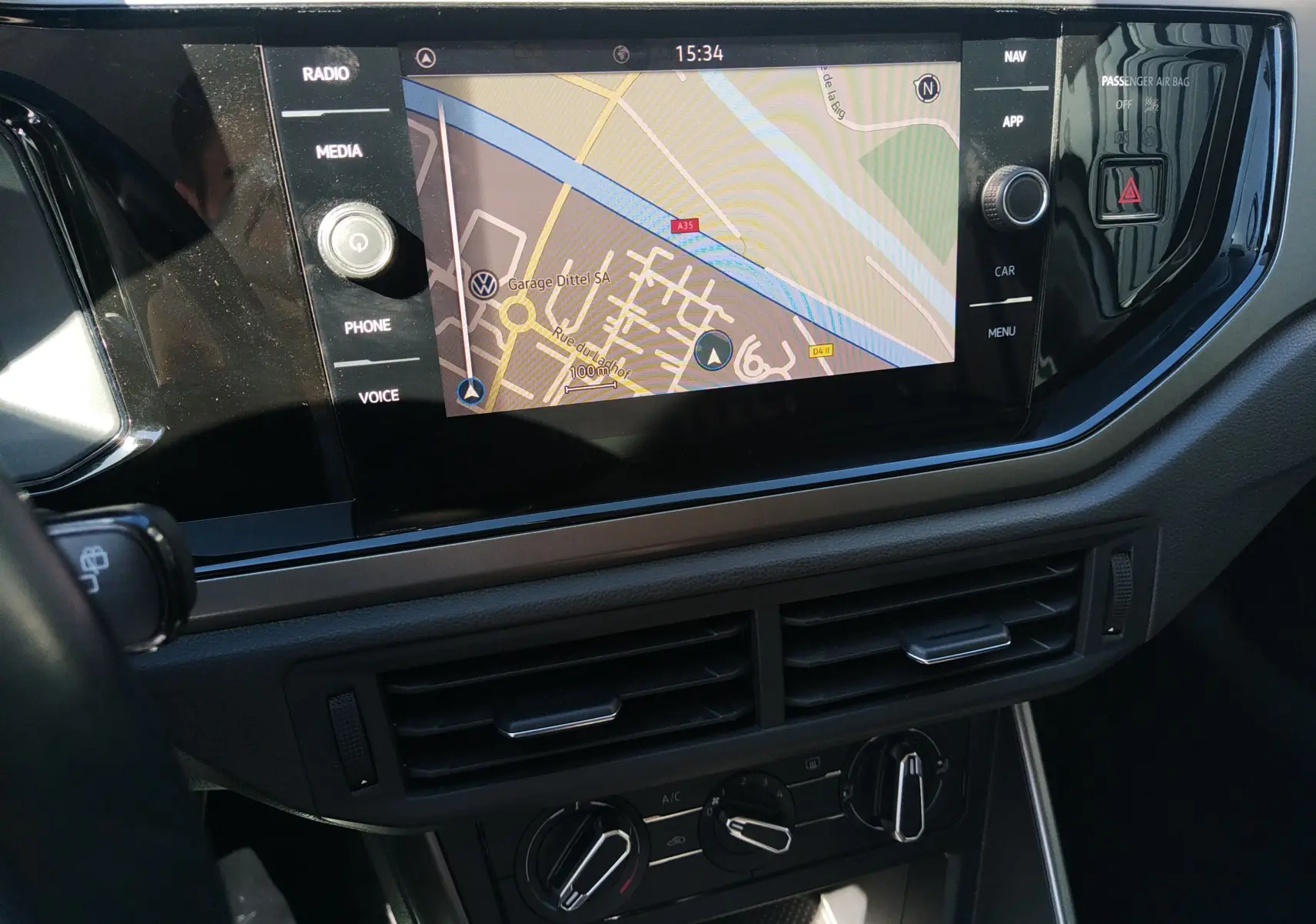Écran tactile central affichant la navigation GPS dans l'habitacle d'une Volkswagen Polo blanche de 2021.