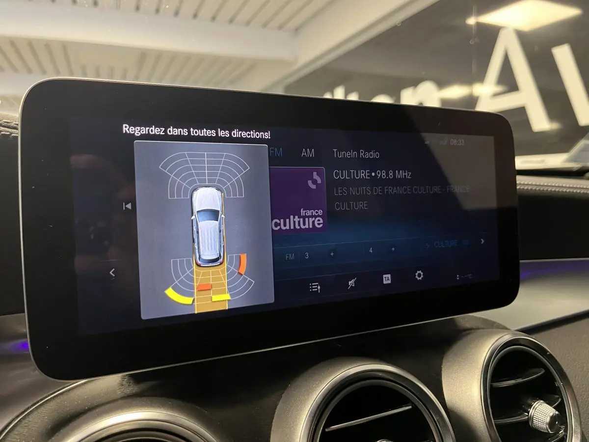 Écran multimédia du tableau de bord du Mercedes GLC 200 4MATIC 2019 affichant l'alerte de détection d'obstacles.