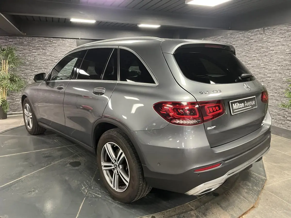 Mercedes GLC 200 gris métallisé vu en 3/4 arrière droit, avec jantes alliage et vitres teintées foncées.