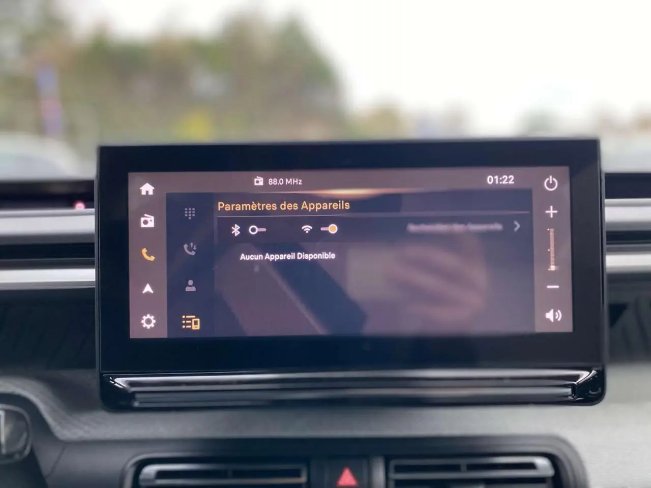 Écran tactile central affichant les paramètres Bluetooth dans l'habitacle du Citroën C3 Aircross 2025.