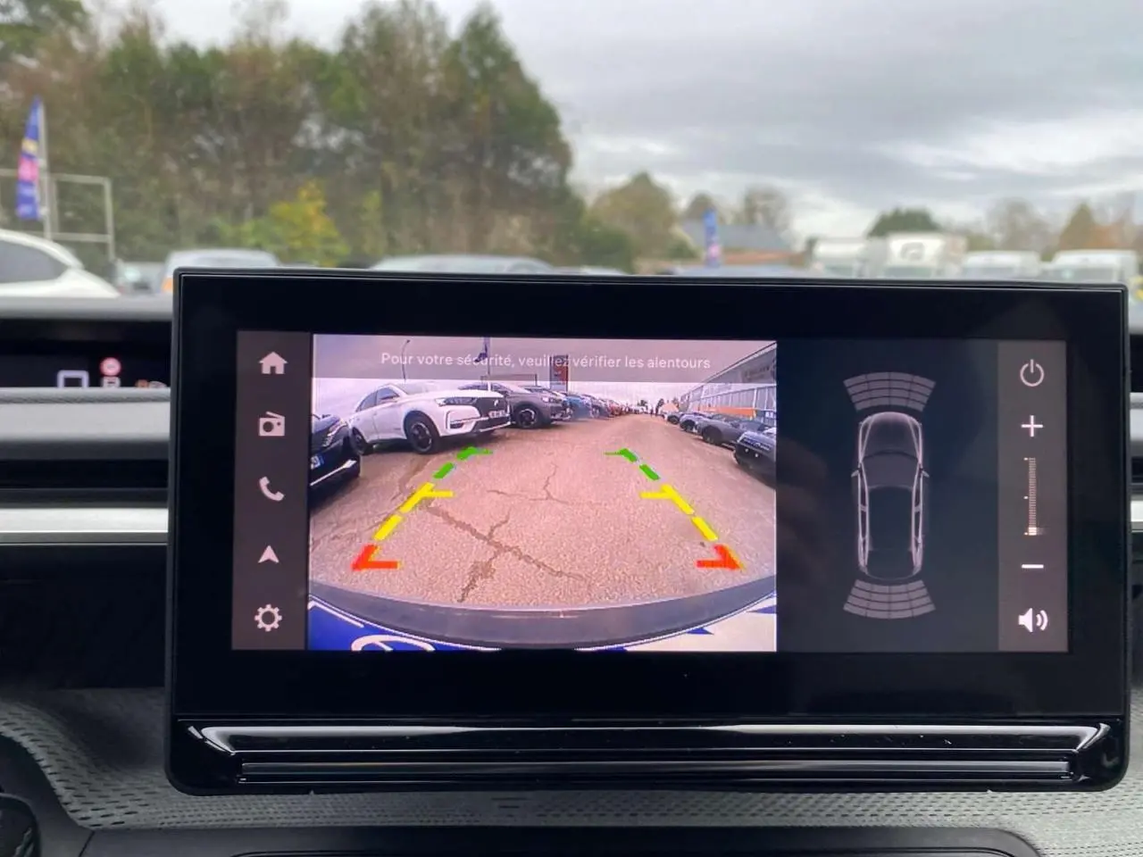 Écran central tactile montrant la caméra de recul du Citroën C3 Aircross Hybride 2025 avec guidage coloré.