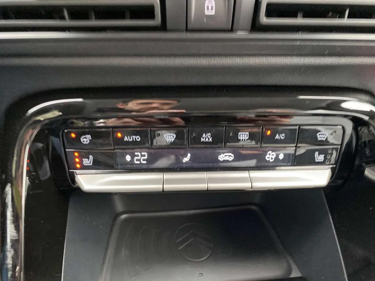 Panneau de commande de climatisation automatique du Citroën C3 Aircross 2025 avec affichage digital et boutons tactiles noirs.