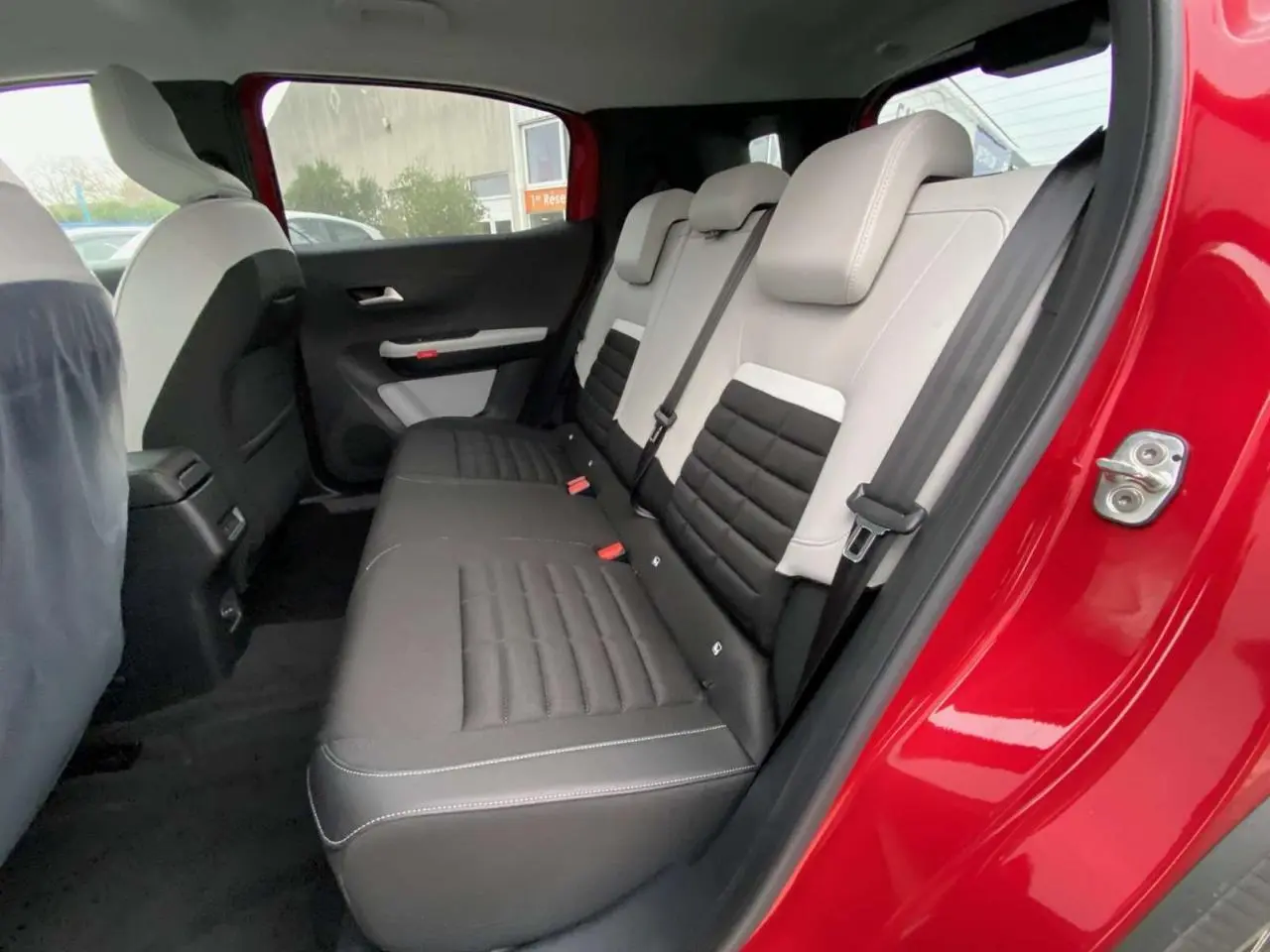 Vue côté droit des sièges arrière bicolores noirs et gris du Citroën C3 Aircross Rouge Elixir 2025.
