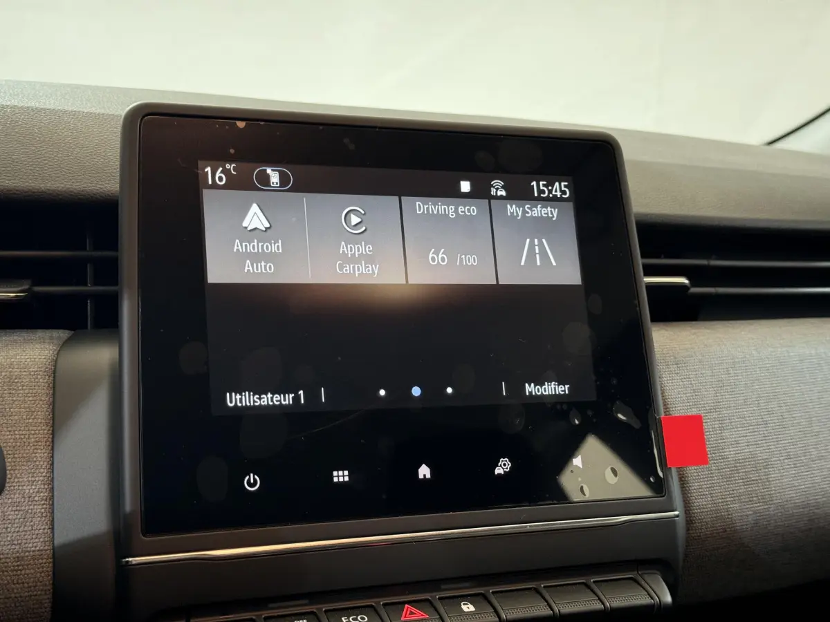 Écran tactile central de la Renault Clio gris clair, affichant Android Auto et Apple Carplay, vue intérieure frontale.