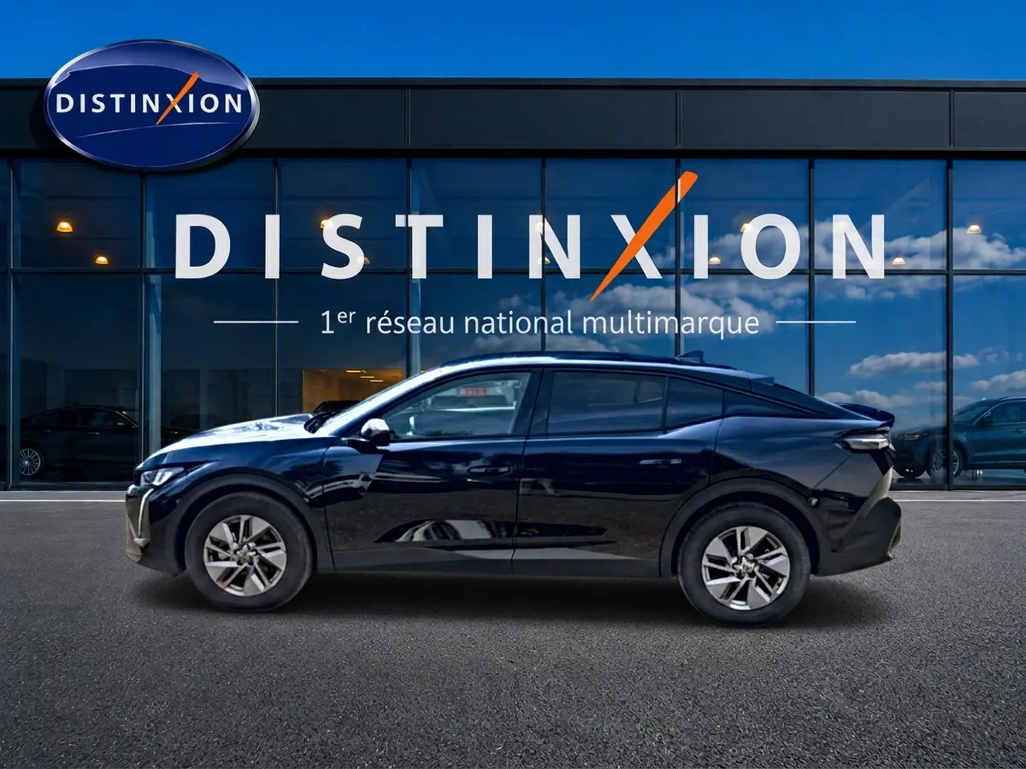 Peugeot 408 Hybrid noir en profil gauche, avec jantes alu, devant vitrine Distinxion reflet ciel.