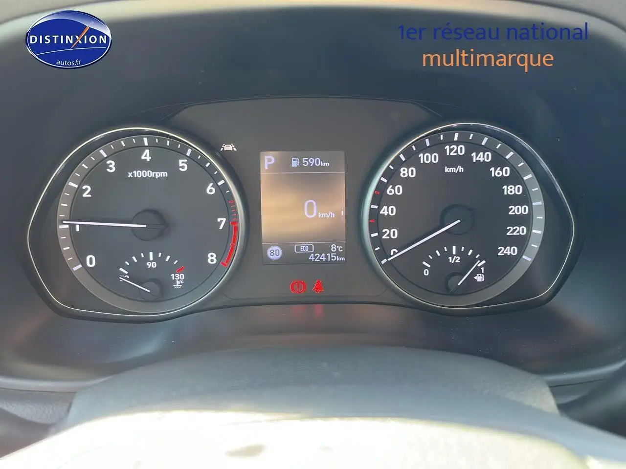 Tableau de bord de Hyundai i30 2024 avec compte-tours, vitesse, jauge carburant et écran multifonction allumé