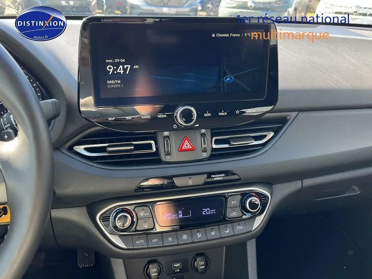 Tableau de bord de Hyundai i30 2024 avec écran tactile et climatisation bi-zone, vue intérieure avant.