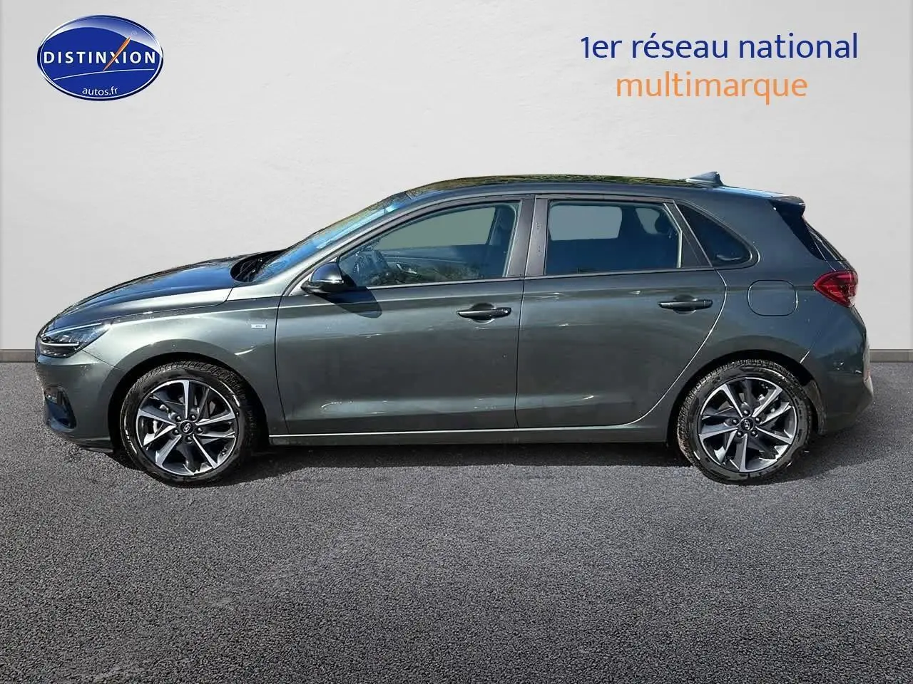 Profil côté gauche d'une Hyundai i30 gris argent 2024 avec jantes alu et feux arrière à LED visibles.