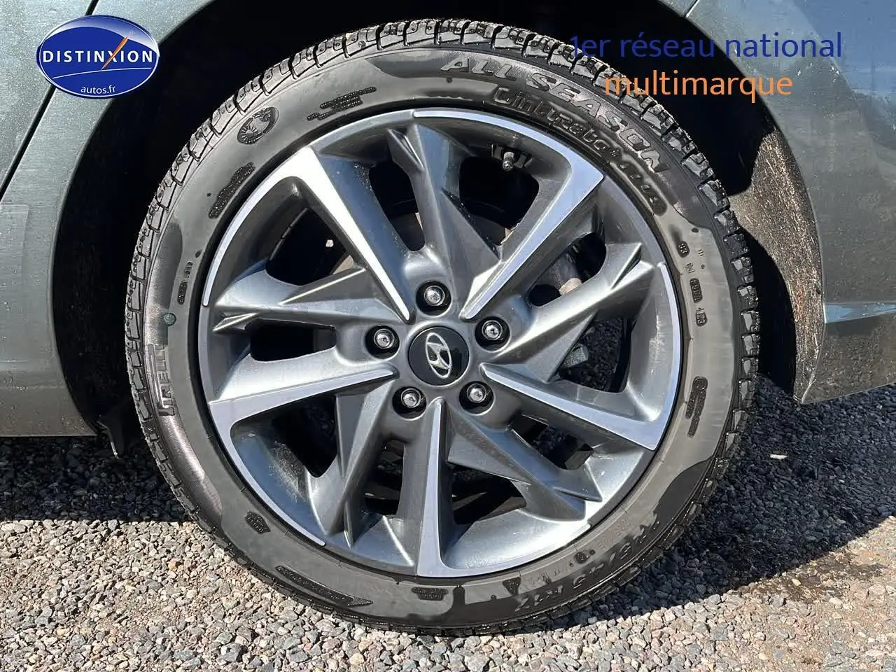 Gros plan sur la jante alu et pneu Pirelli d'une Hyundai i30 gris argent, côté avant droit du véhicule.