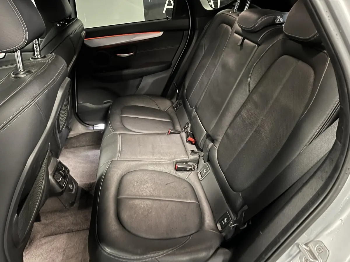 Vue côté droit de la banquette arrière en cuir noir perforé de la BMW Série 2 225xe Active Tourer gris.