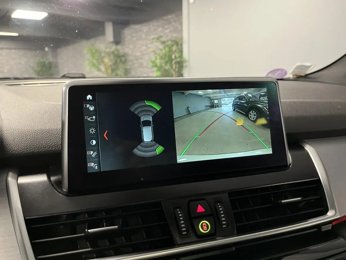 Écran multimédia de la BMW Série 2 225xe Active Tourer affichant la caméra de recul et l’aide au stationnement.