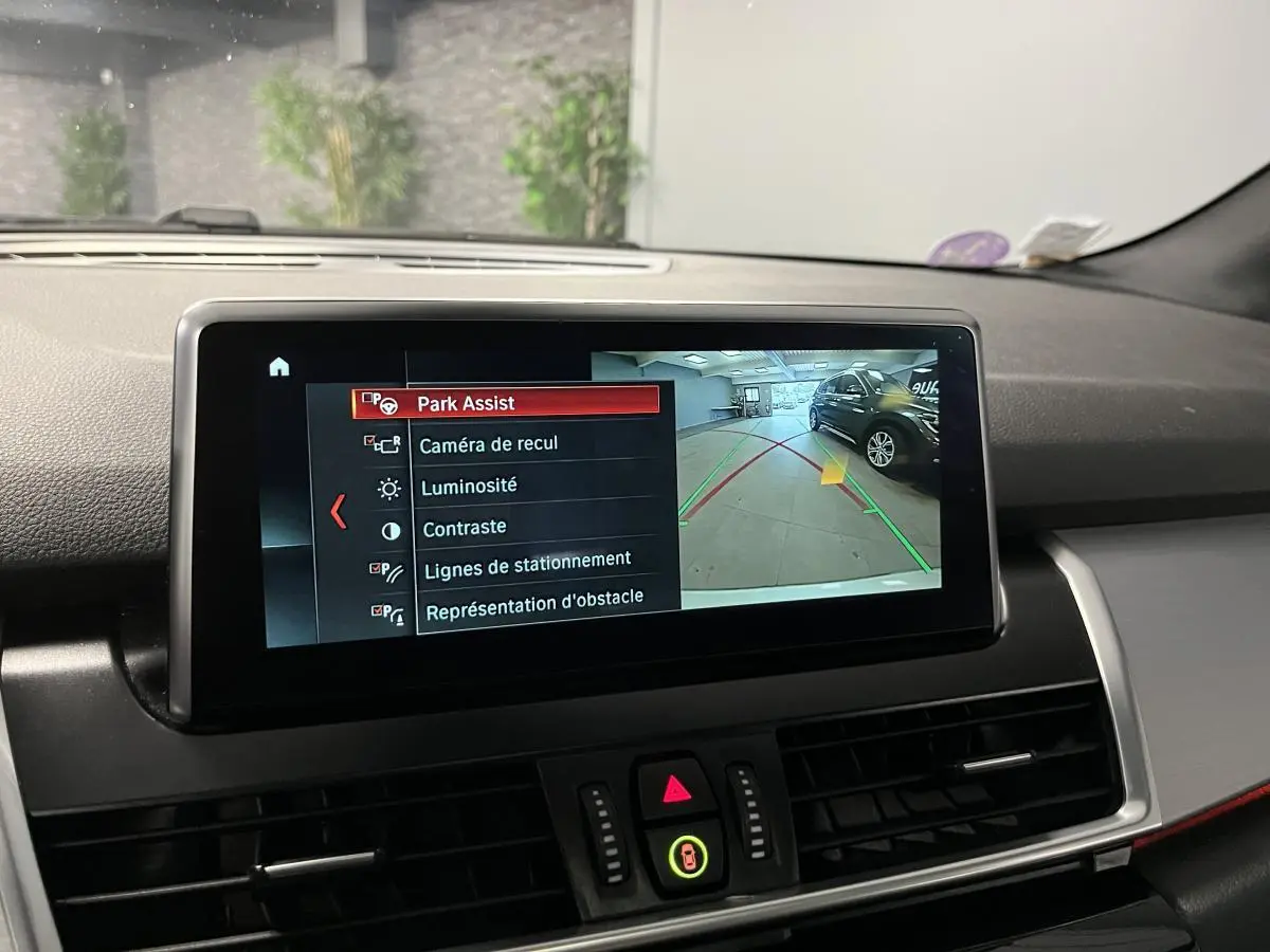 Écran central de BMW Série 2 225xe M Sport affichant la caméra de recul et les options Park Assist en intérieur noir.