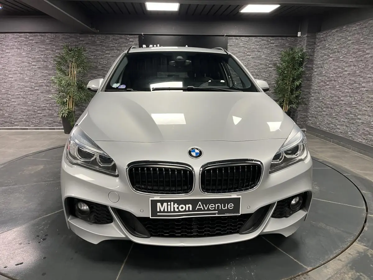 Vue frontale d'une BMW Série 2 225xe Active Tourer gris métallisé avec calandre noire et kit aérodynamique M Sport.