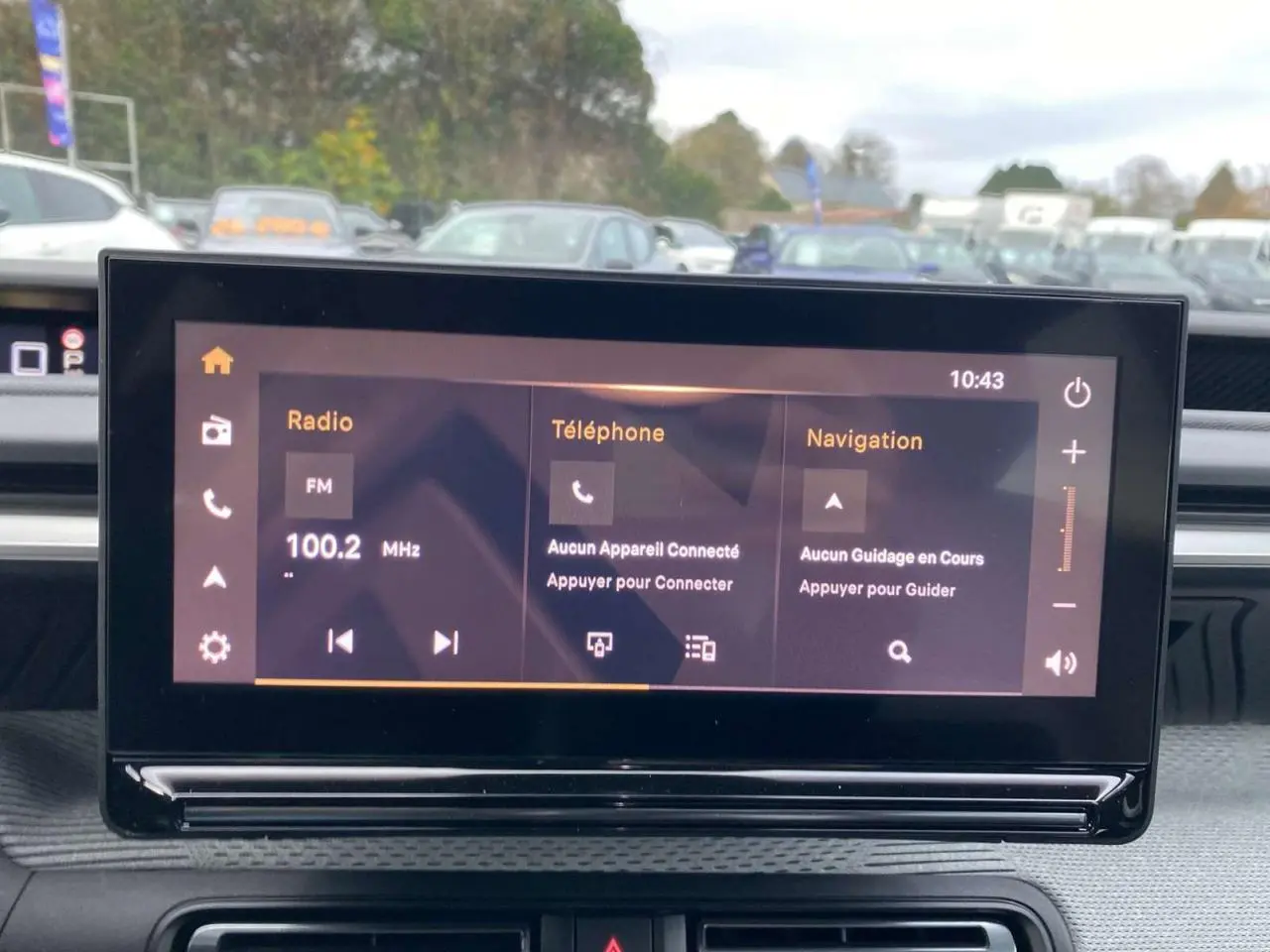 Écran tactile central du tableau de bord du Citroën C3 Aircross 2025 avec interface radio, téléphone et navigation visible.