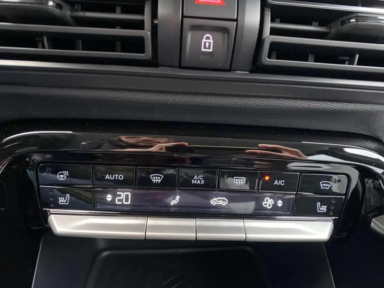 Panneau de contrôle de la climatisation automatique du Citroën C3 Aircross 2025, avec affichage digital et boutons tactiles.