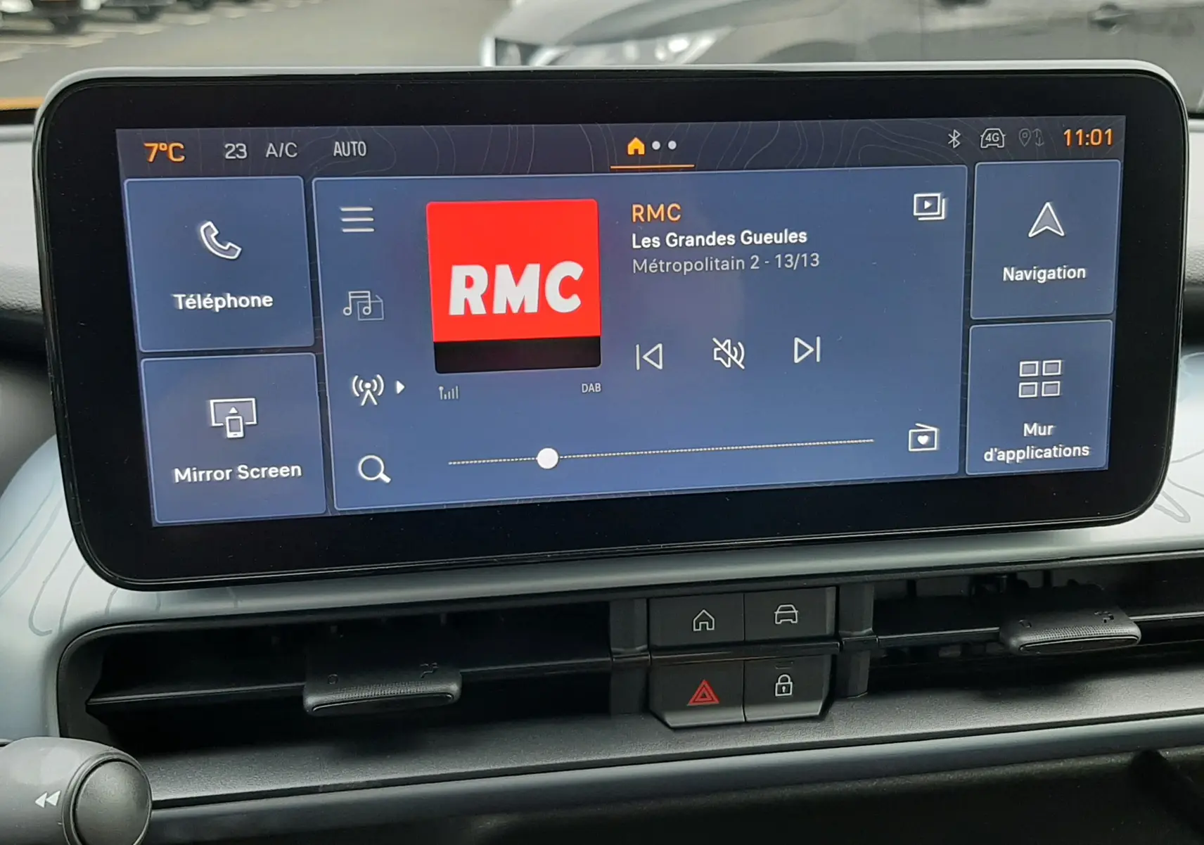 Vue intérieure du tableau de bord du Jeep Avenger 2025 avec écran tactile central affichant la radio RMC.