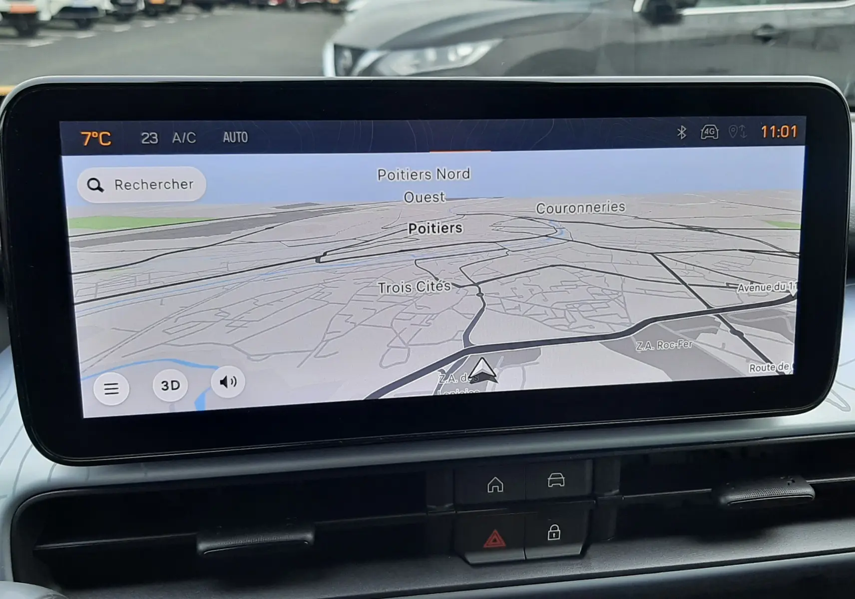 Écran central du GPS du Jeep Avenger 2025 affichant une carte de Poitiers, avec commandes et tableau de bord visibles.