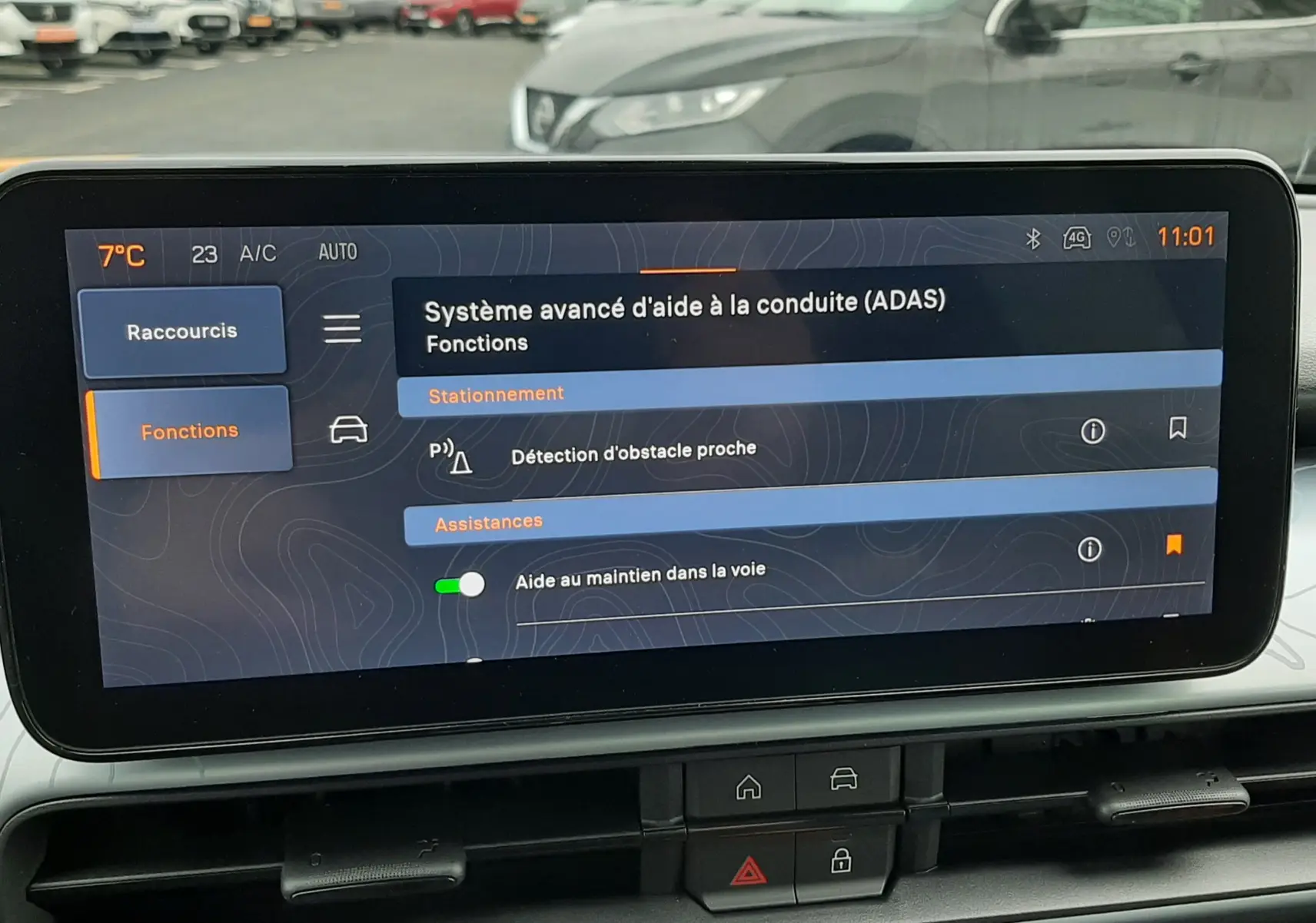 Vue intérieure du tableau de bord du Jeep Avenger 2025, écran tactile affichant les aides à la conduite.