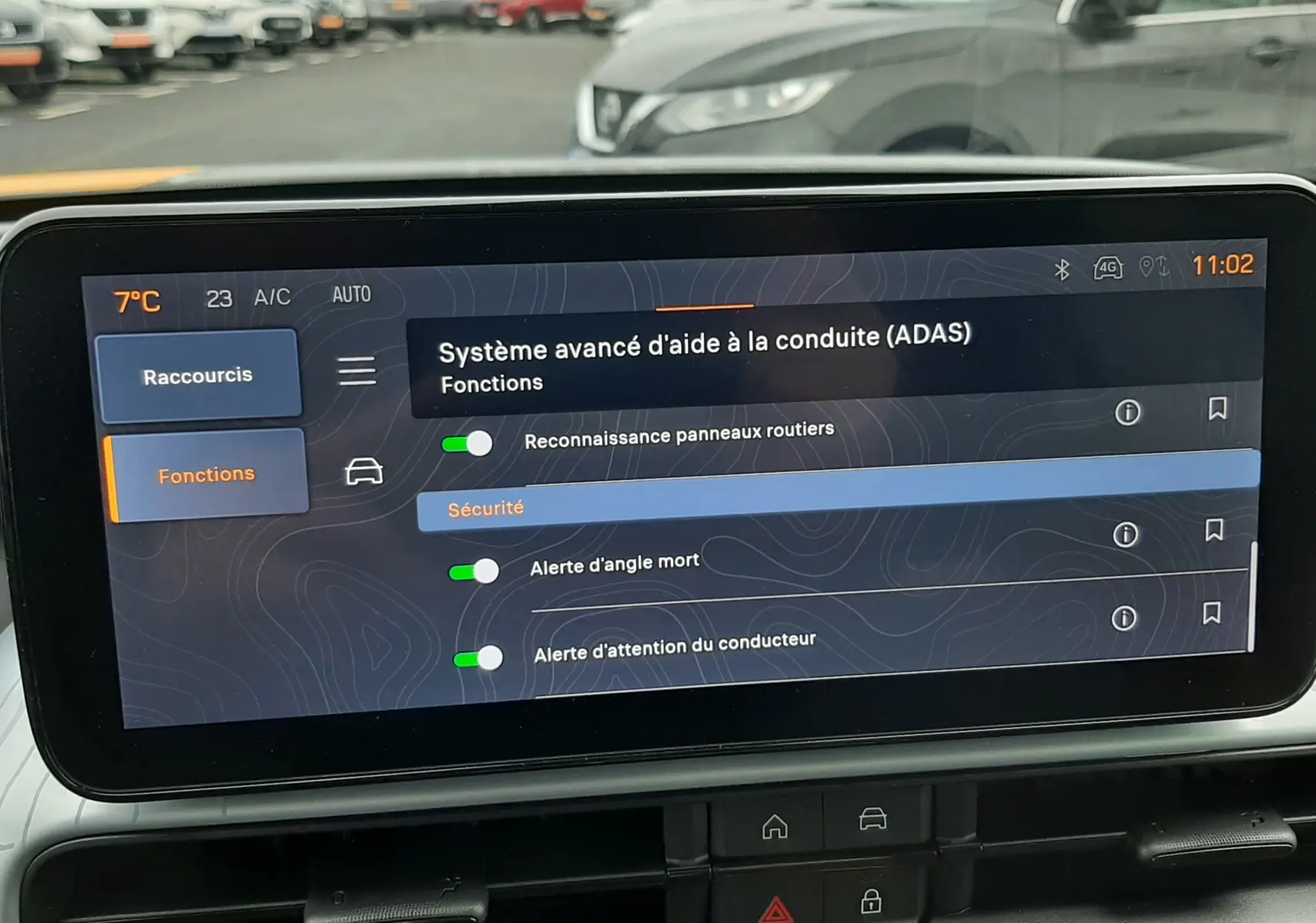 Vue intérieure du tableau de bord du Jeep Avenger 2025, écran tactile affichant les aides à la conduite activées.