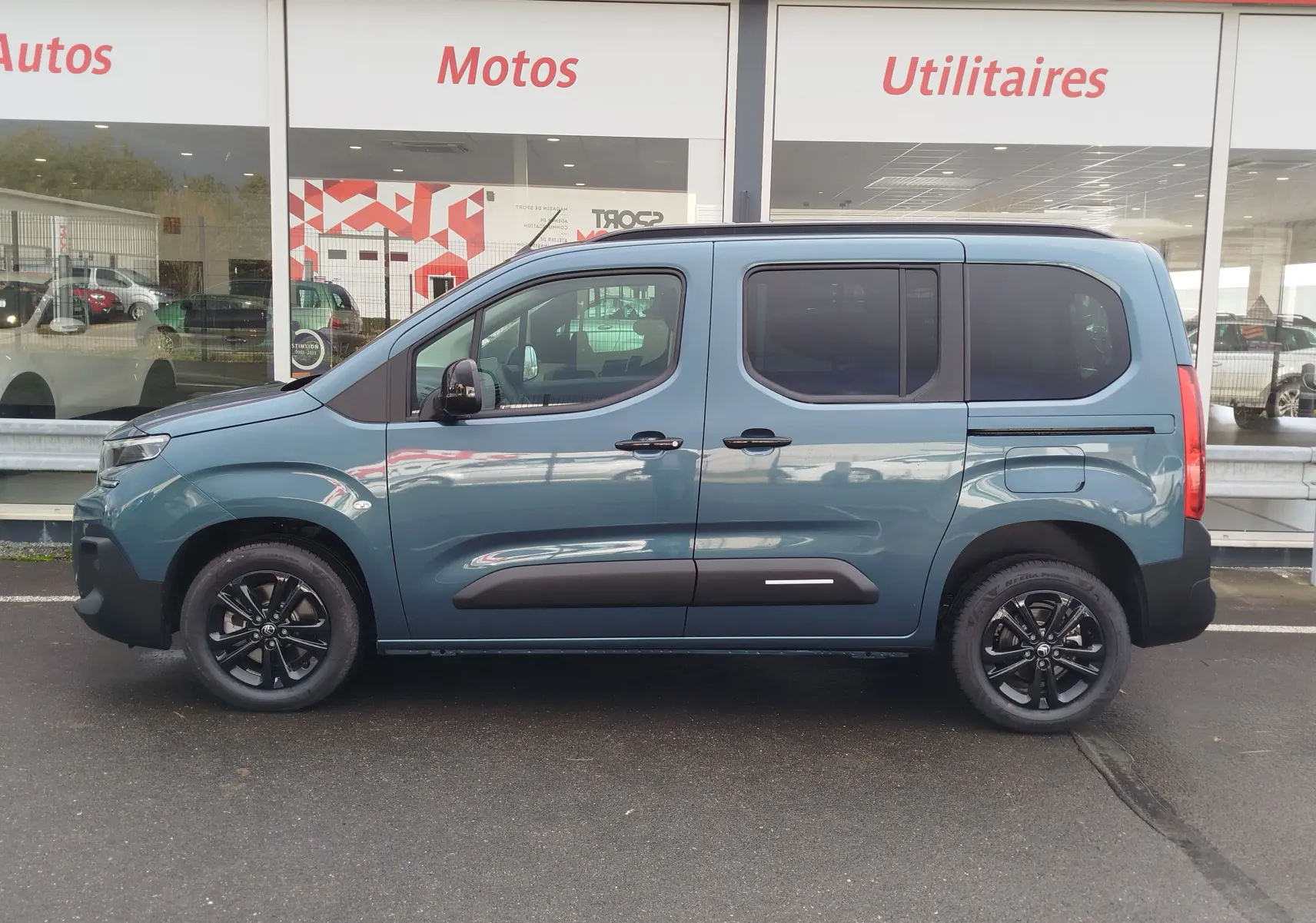 Profil latéral droit du Citroën Berlingo bleu Kiarma 2025 avec jantes noires et vitres teintées.