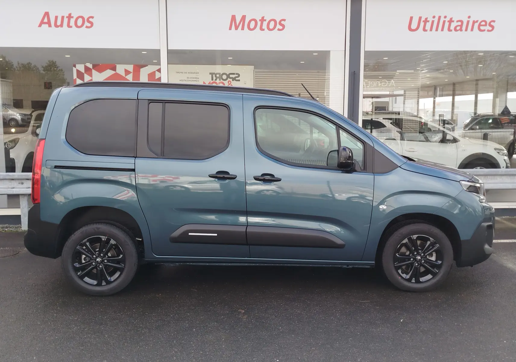 Profil droit d’un Citroën Berlingo 2025 bleu Kiarma, version utilitaire 5 places avec jantes noires et vitres teintées.